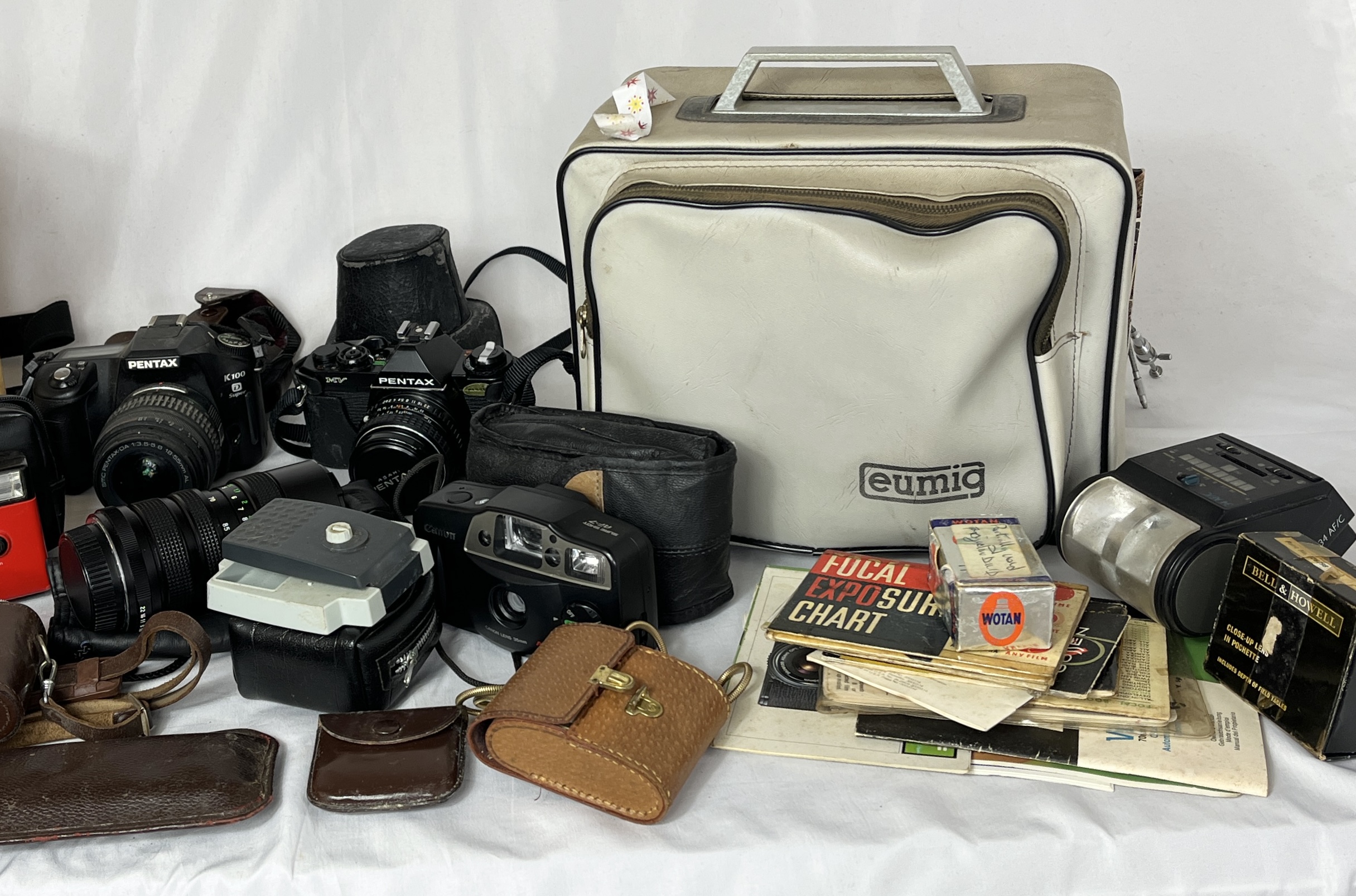 A collection of vintage cameras and camera equipment including Konica Pop, Pentax, Eumig etc. - Image 3 of 4