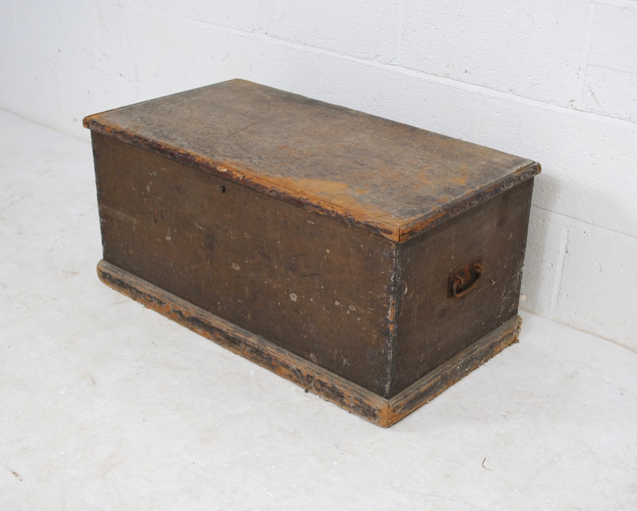 An antique stained pine trunk, with wrought iron handles - length 85.5cm, depth 44.5cm, height 39cm - Image 2 of 6
