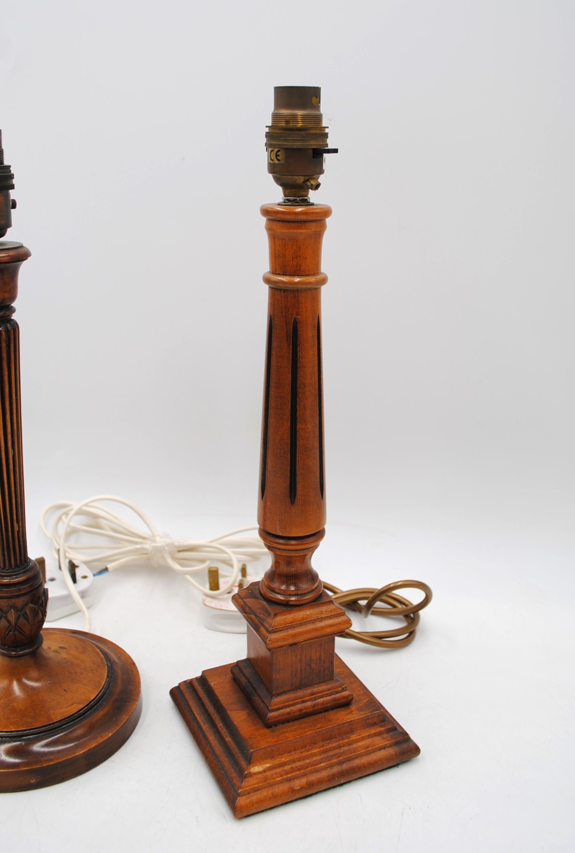 A wooden table lamp with fluted column decoration, along with another wooden table lamp - Image 2 of 3