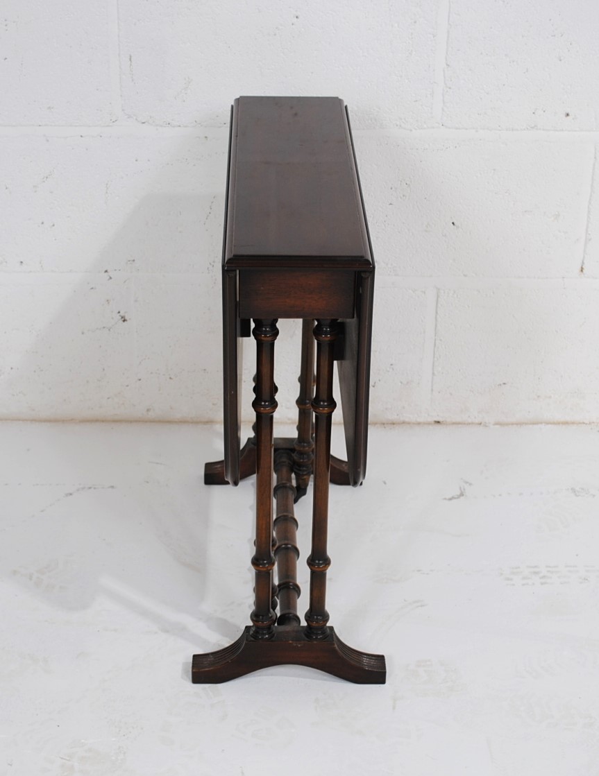 A mahogany Sutherland table, with turned legs, marked 'The Thomas Glenister Company'