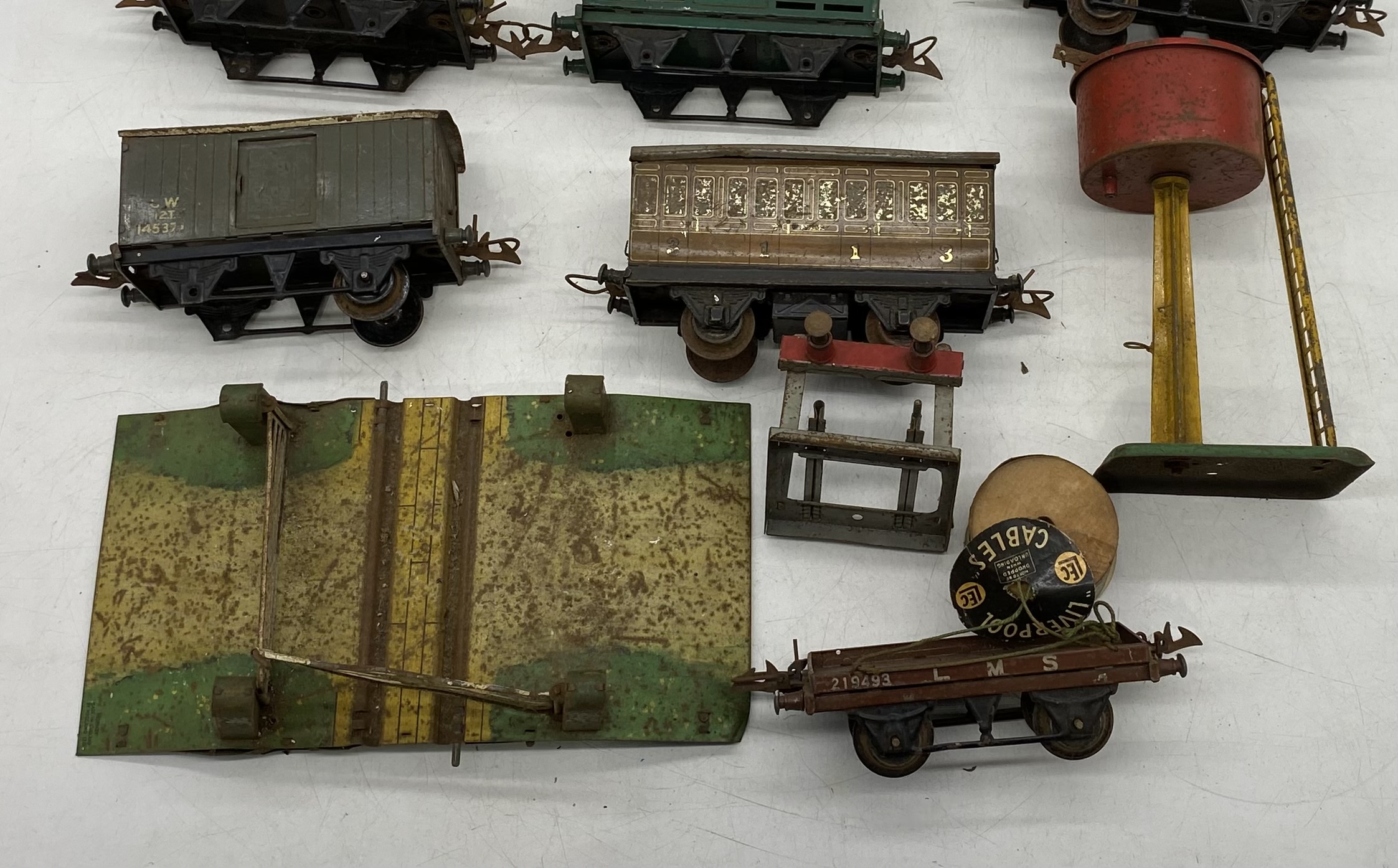 A vintage Hornby clockwork train set including locomotive, tender, rolling stock, tankers, - Image 4 of 5
