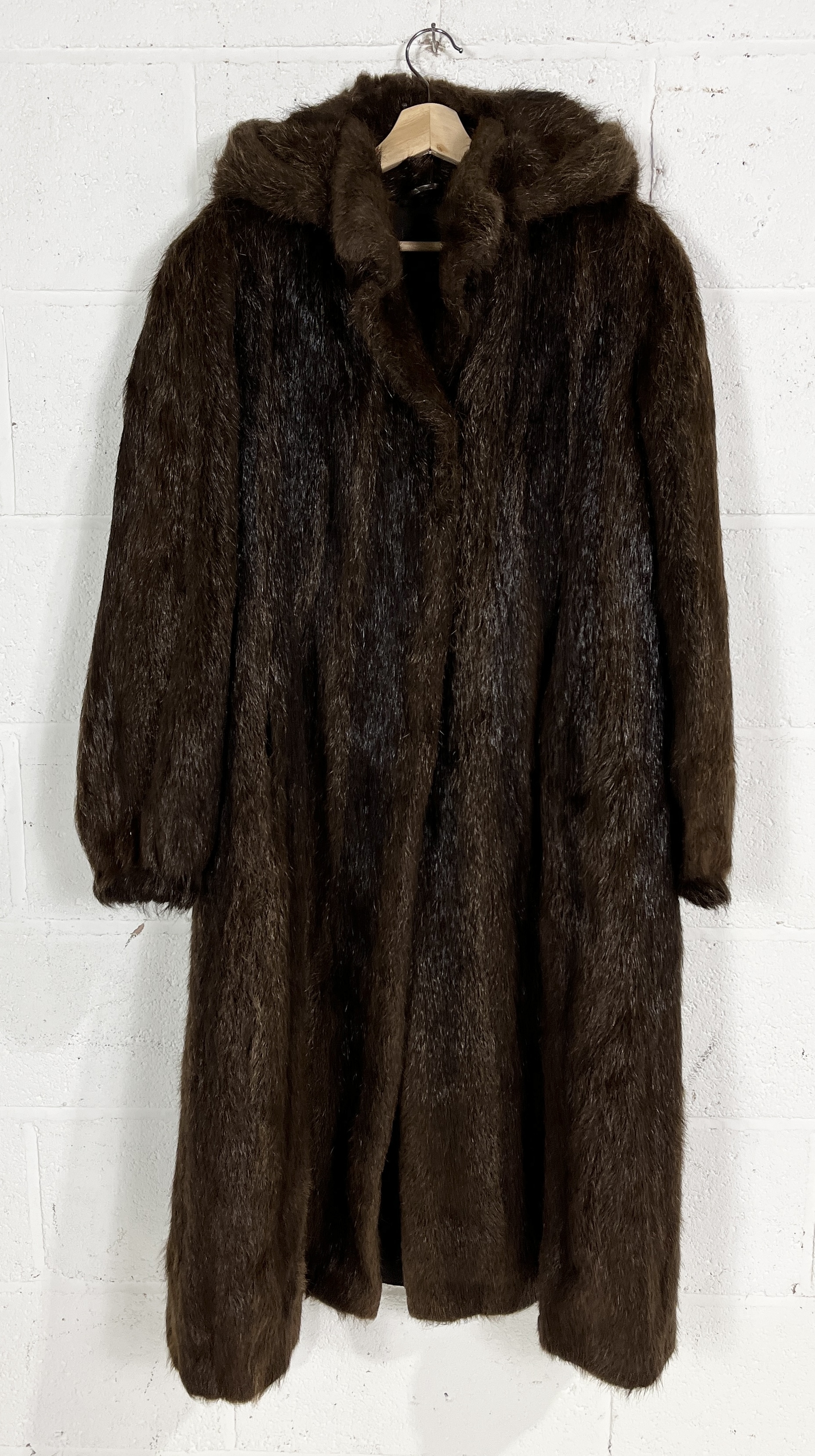 A collection of four vintage coats including long fur coat with hood made in Argentina, ladies fur - Image 15 of 16