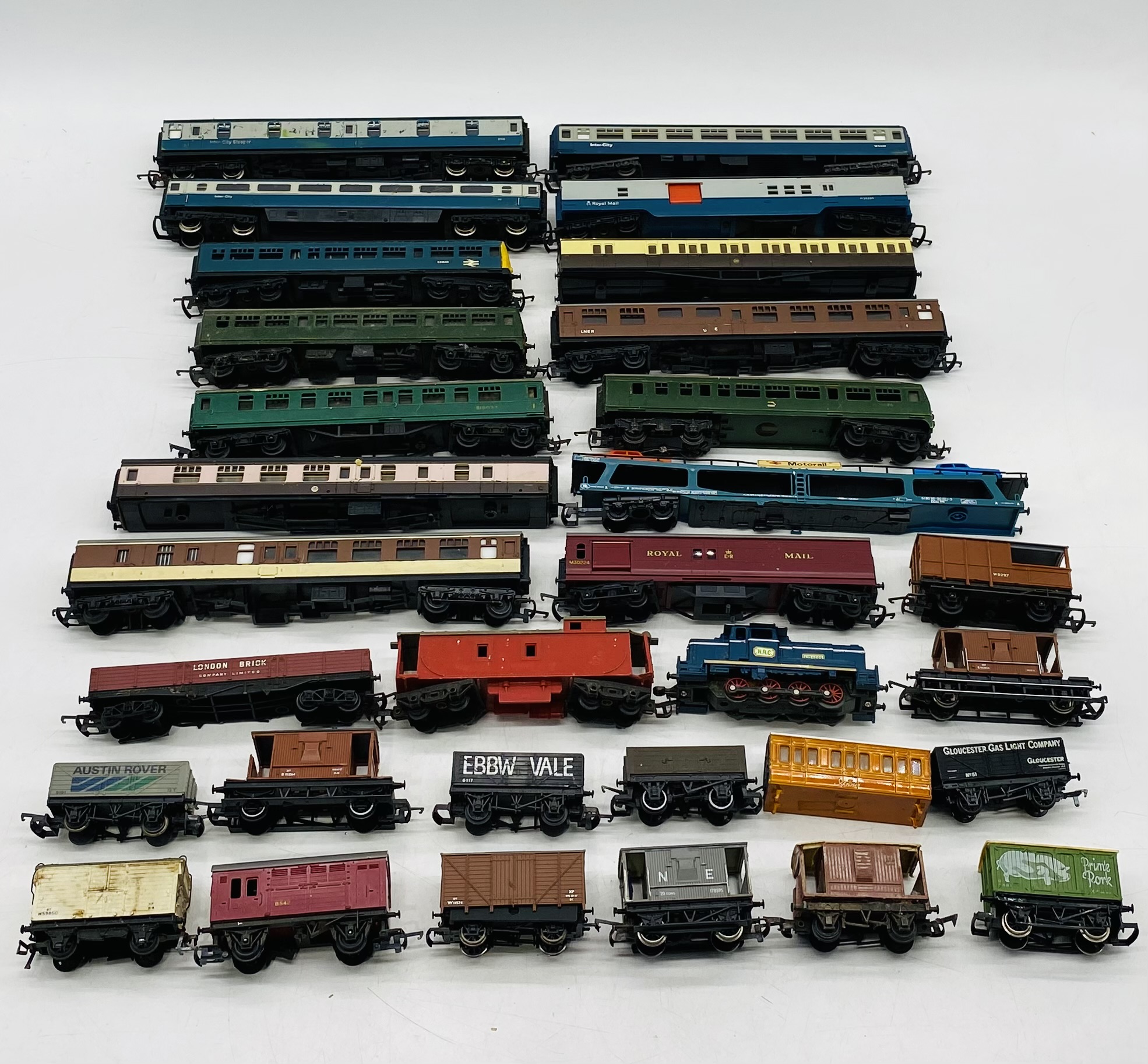 A collection of model railway OO gauge carriages, rolling stock and dummy cars including Tri-ang,
