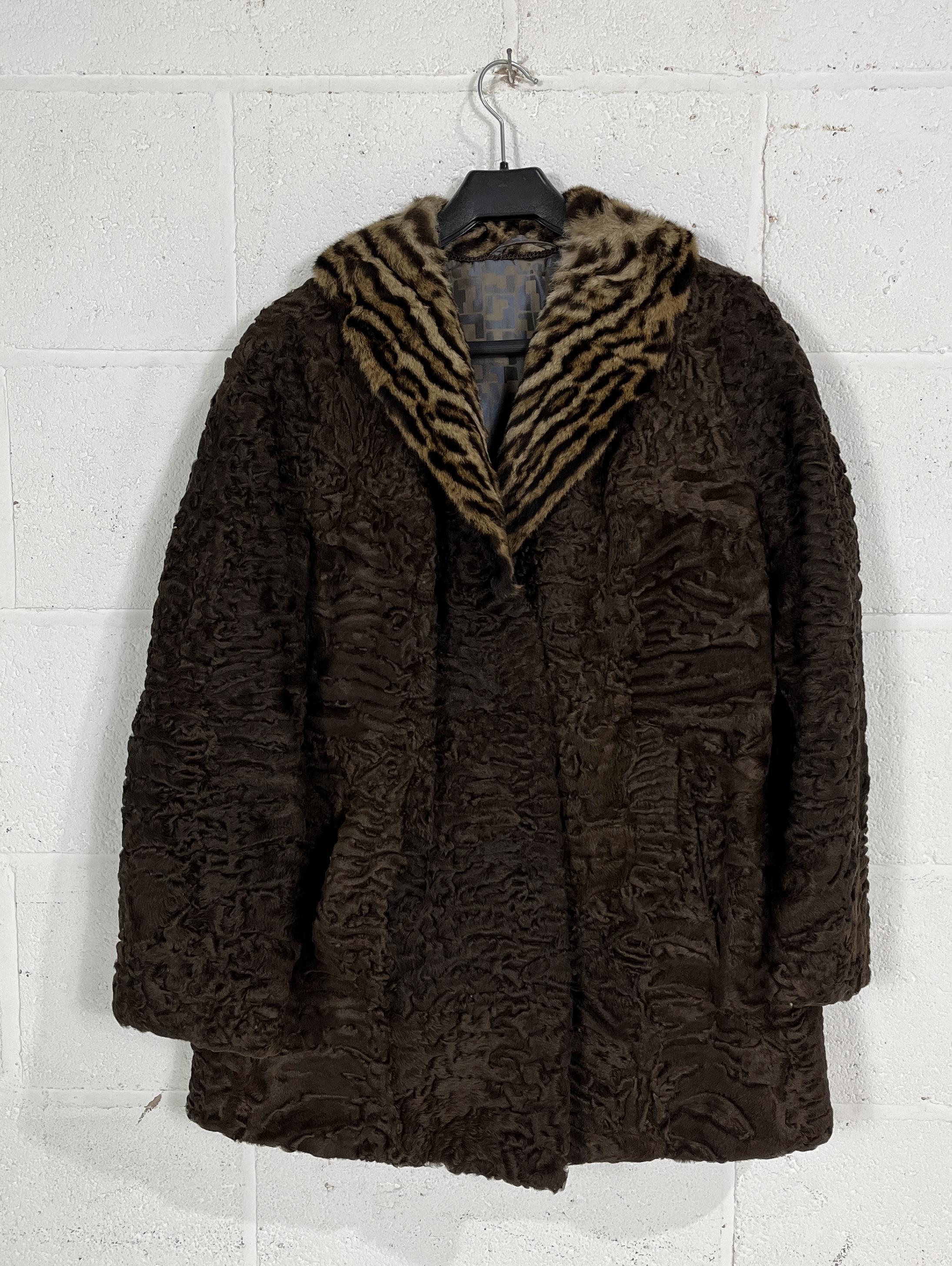 A collection of four vintage coats including long fur coat with hood made in Argentina, ladies fur - Image 11 of 16