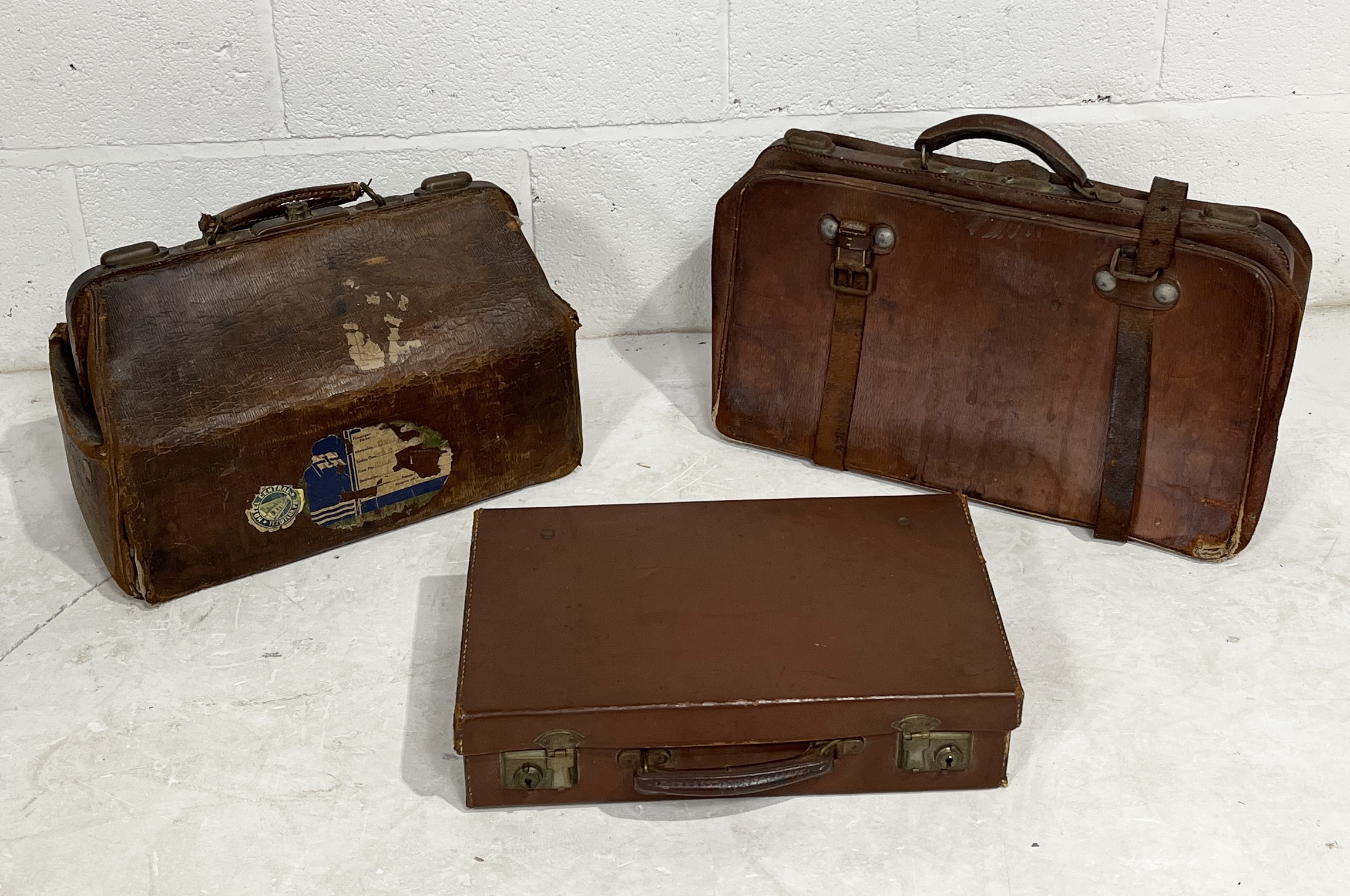 Three vintage leather cases including Gladstone bag, small suitcase etc. - Image 2 of 5