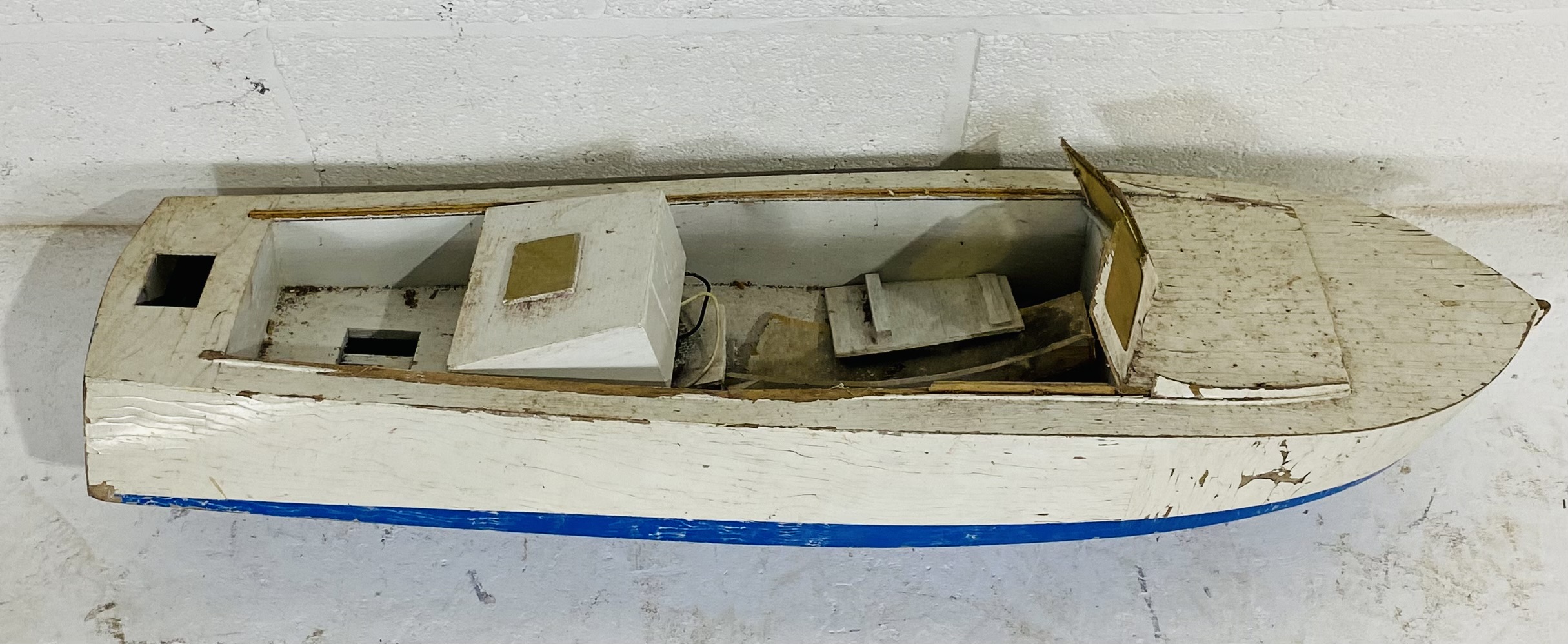 A motorised model of a speed boat - A/F - overall length 93cm - Image 2 of 6