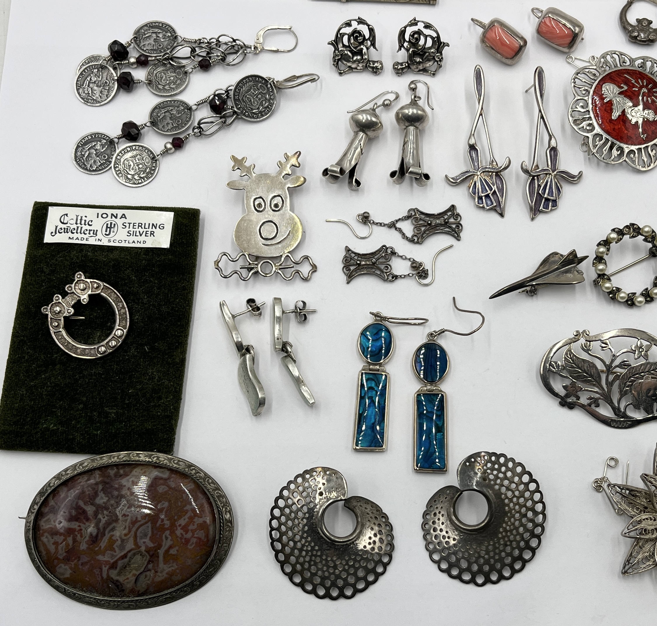 A collection of 925 silver and SCM brooches, earrings etc. - Image 5 of 5