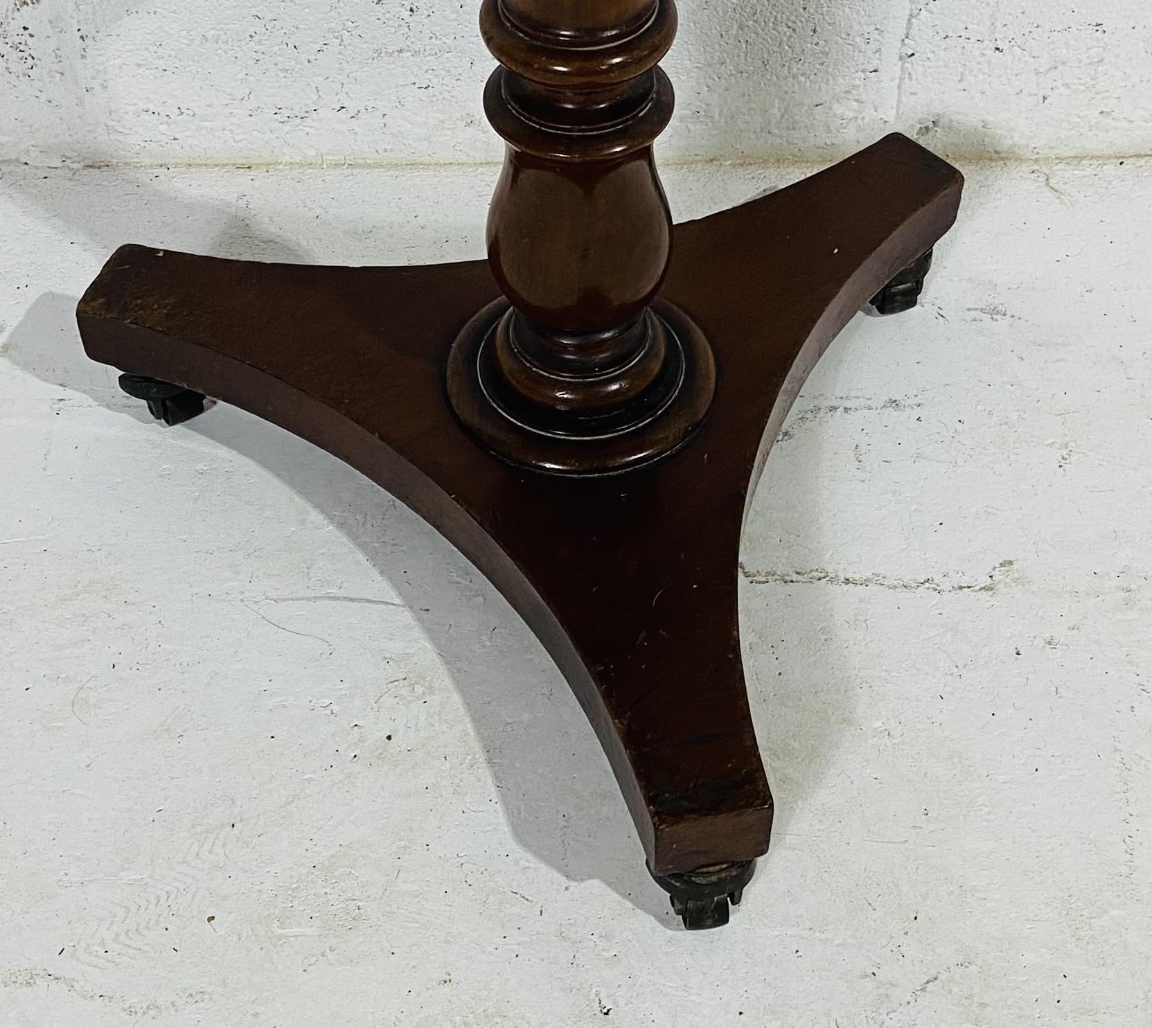 A Victorian occasional table on tripod base - Bild 2 aus 5