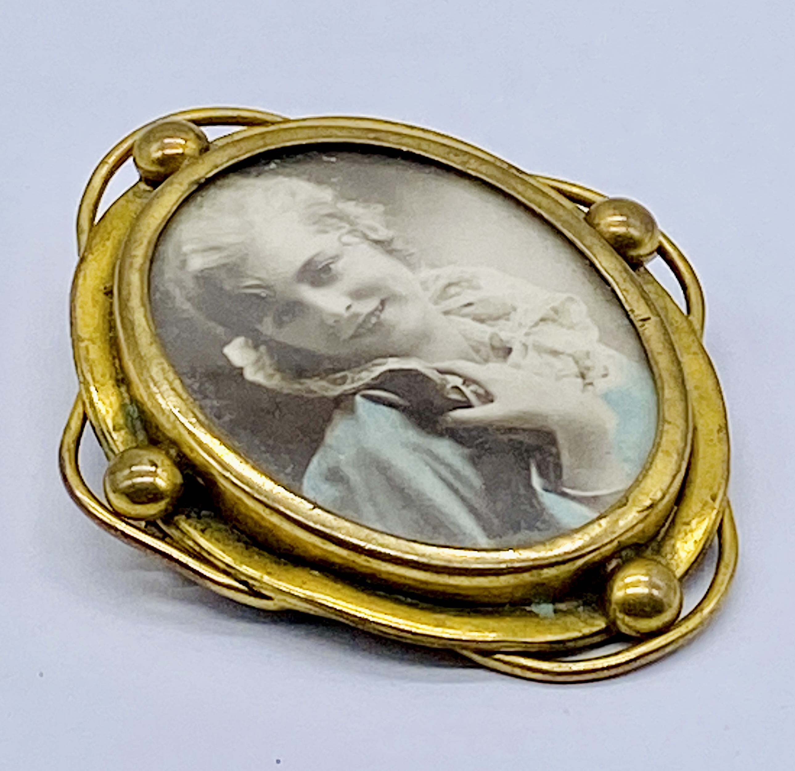 A Victorian yellow metal brooch set with a large banded agate, scarab brooches, enamelled cat brooch - Image 3 of 5