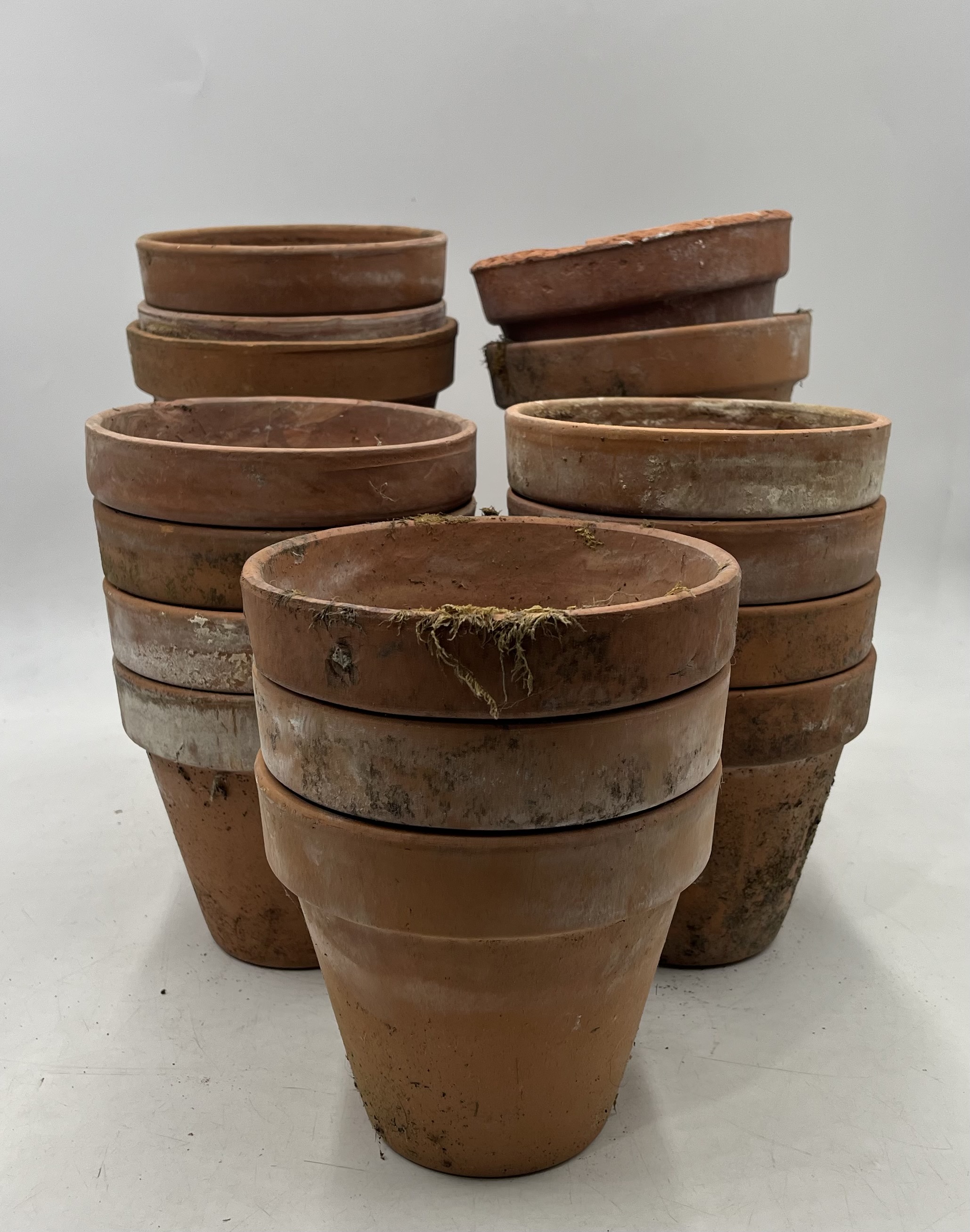 A collection of twenty-three vintage terracotta pots - Image 2 of 2