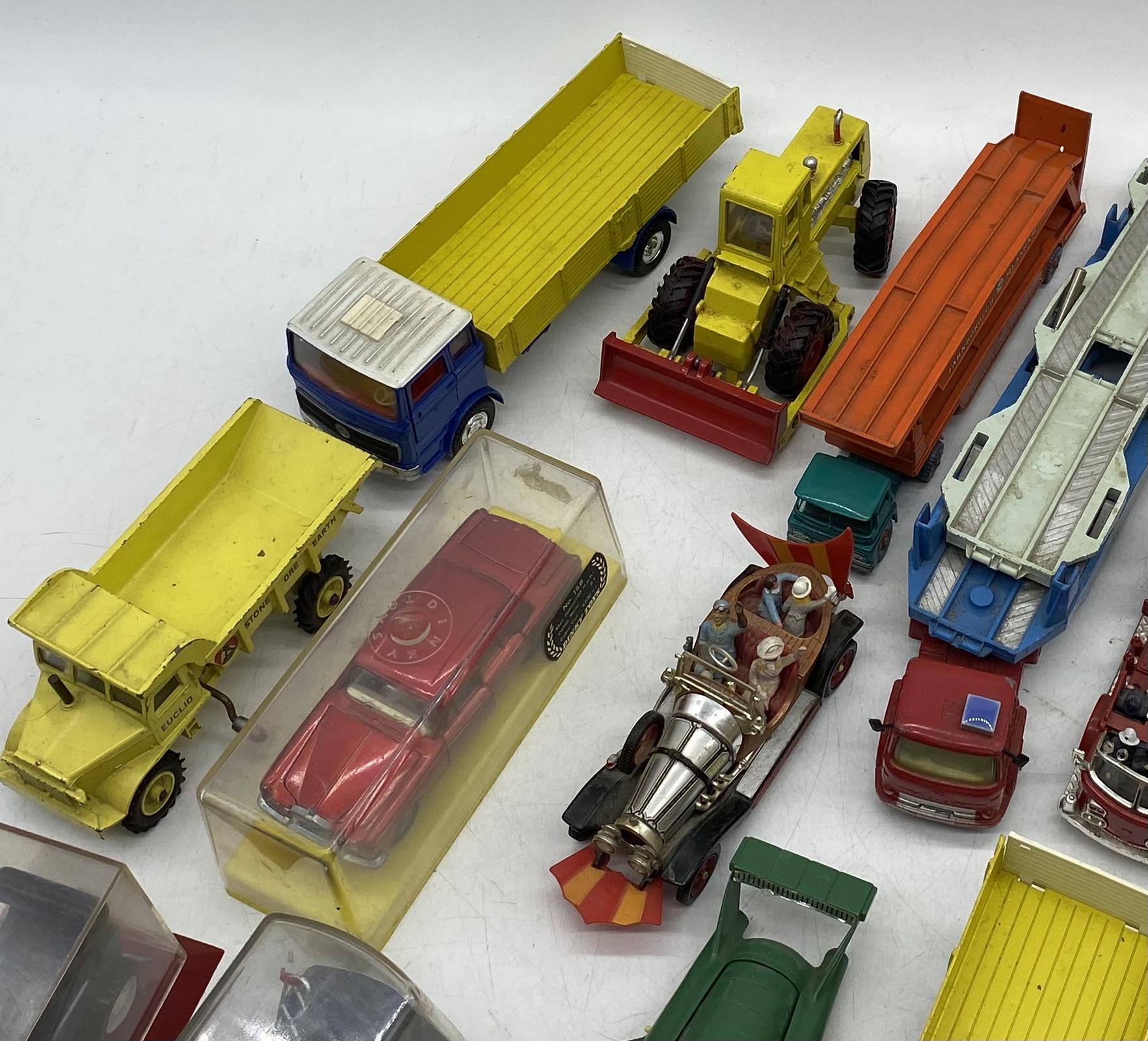 A collection of mainly unboxed die-cast and plastic vehicles including Britains, Dinky Toys - Image 3 of 7