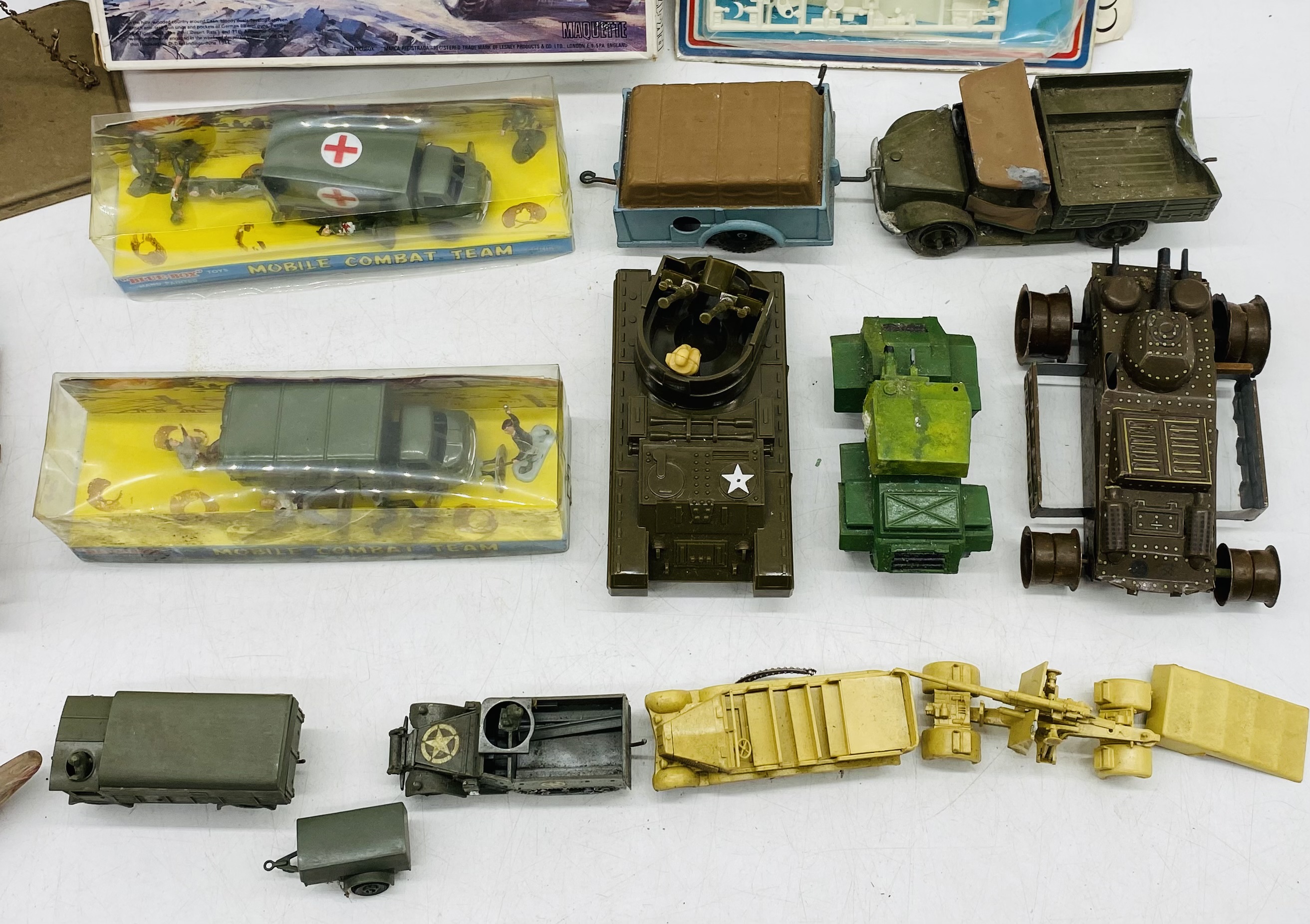 A collection of military related toys including HO Model Miniatures Minitanks, two boxed Blue Box " - Image 4 of 6