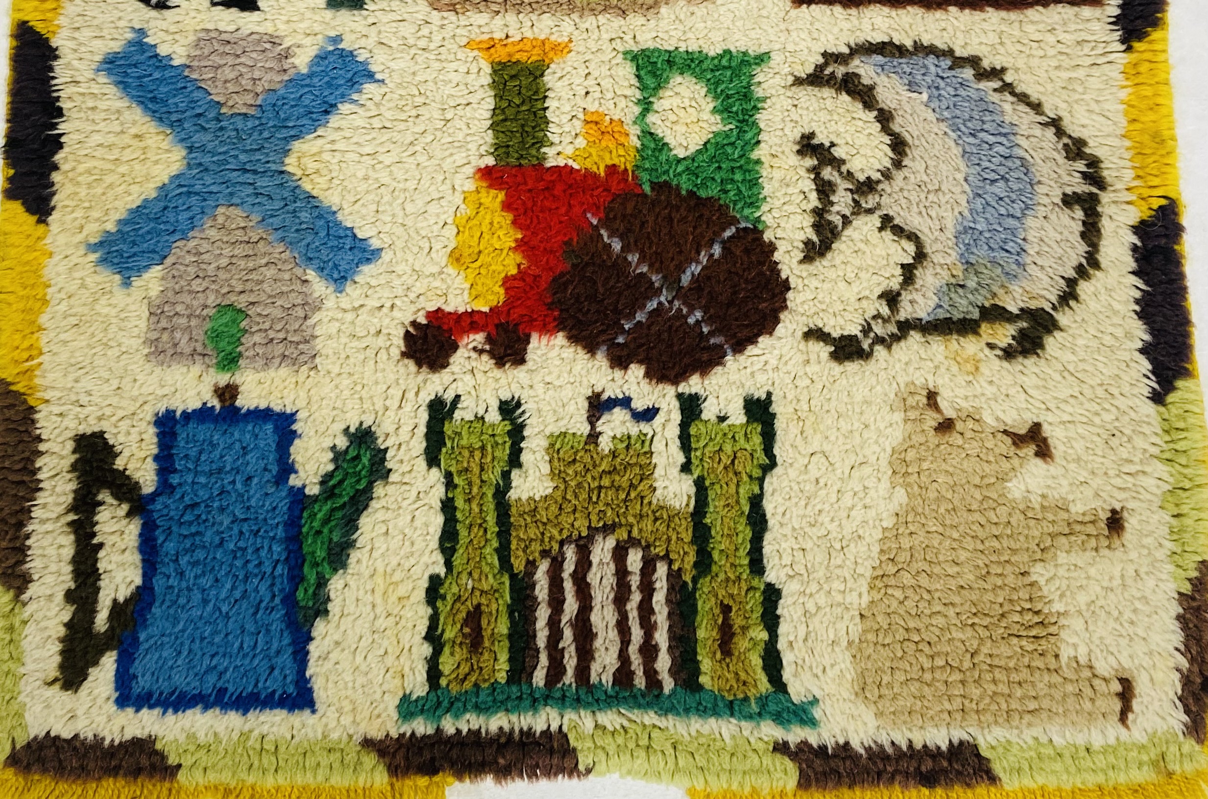 A vintage children's wool rug depicting animals/tots etc. - Image 2 of 5