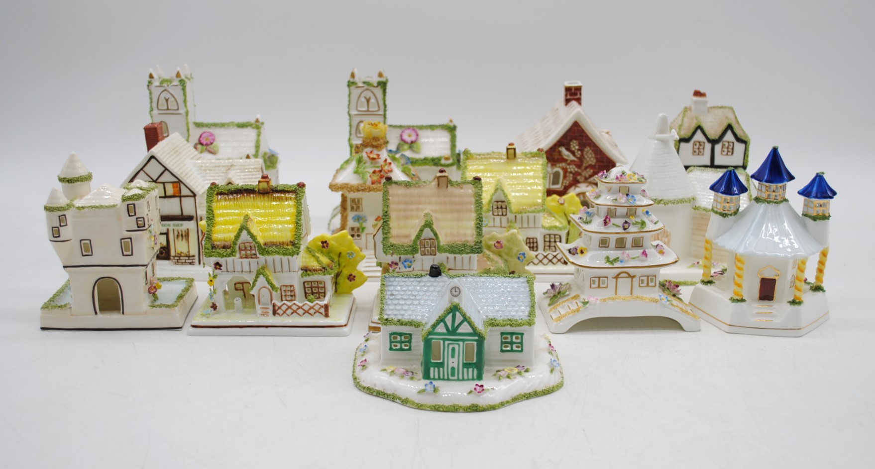 A collection of Coalport cottages - Image 2 of 4