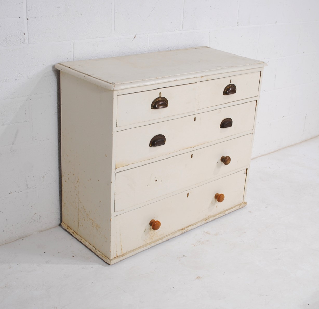A white painted pine chest of five drawers - one handle missing - length 98.5cm, depth 44.5cm, - Image 3 of 7