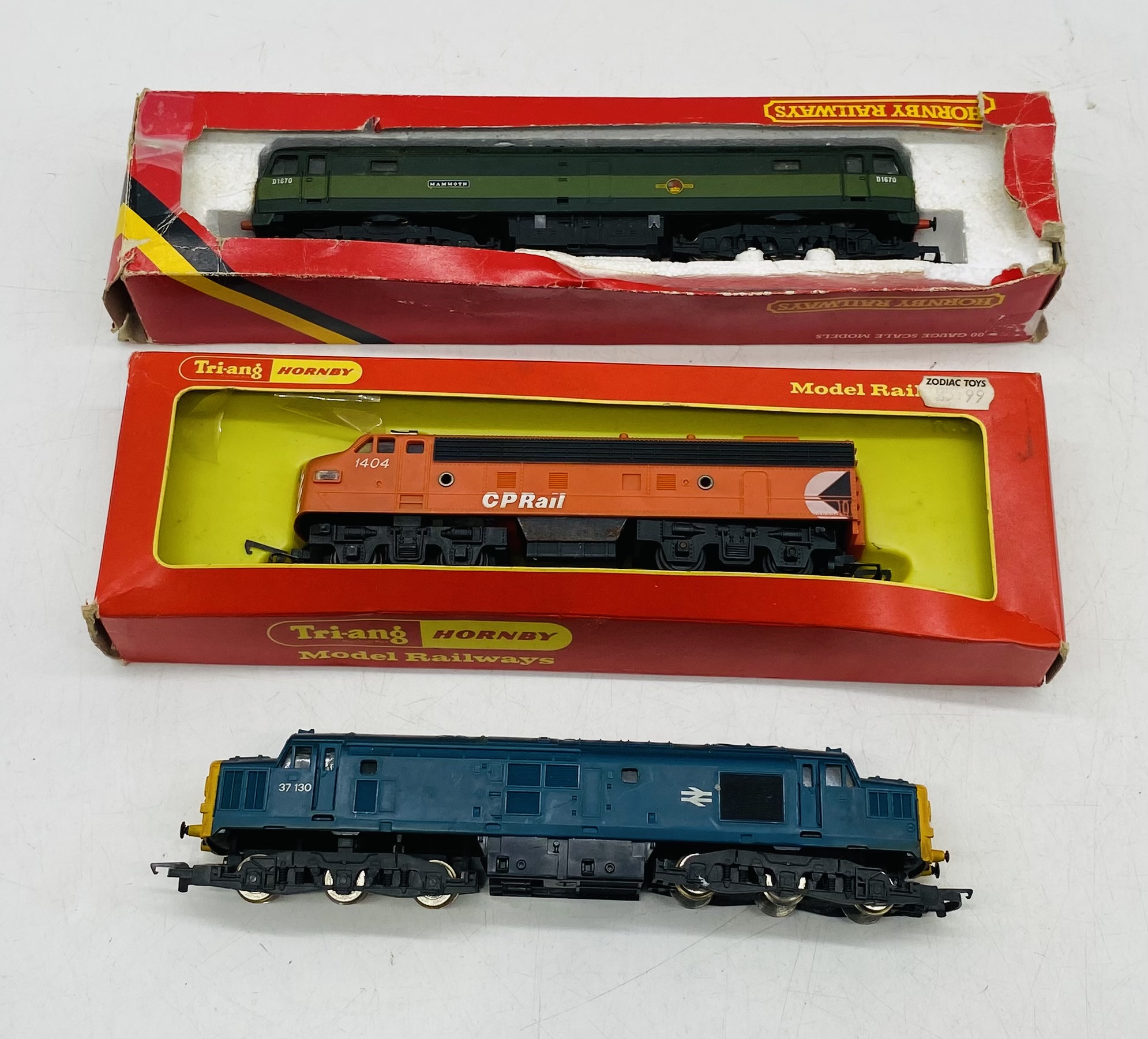 A boxed Hornby Railways OO gauge BR Class 47 "Mammoth" diesel locomotive (D1670) in green livery (