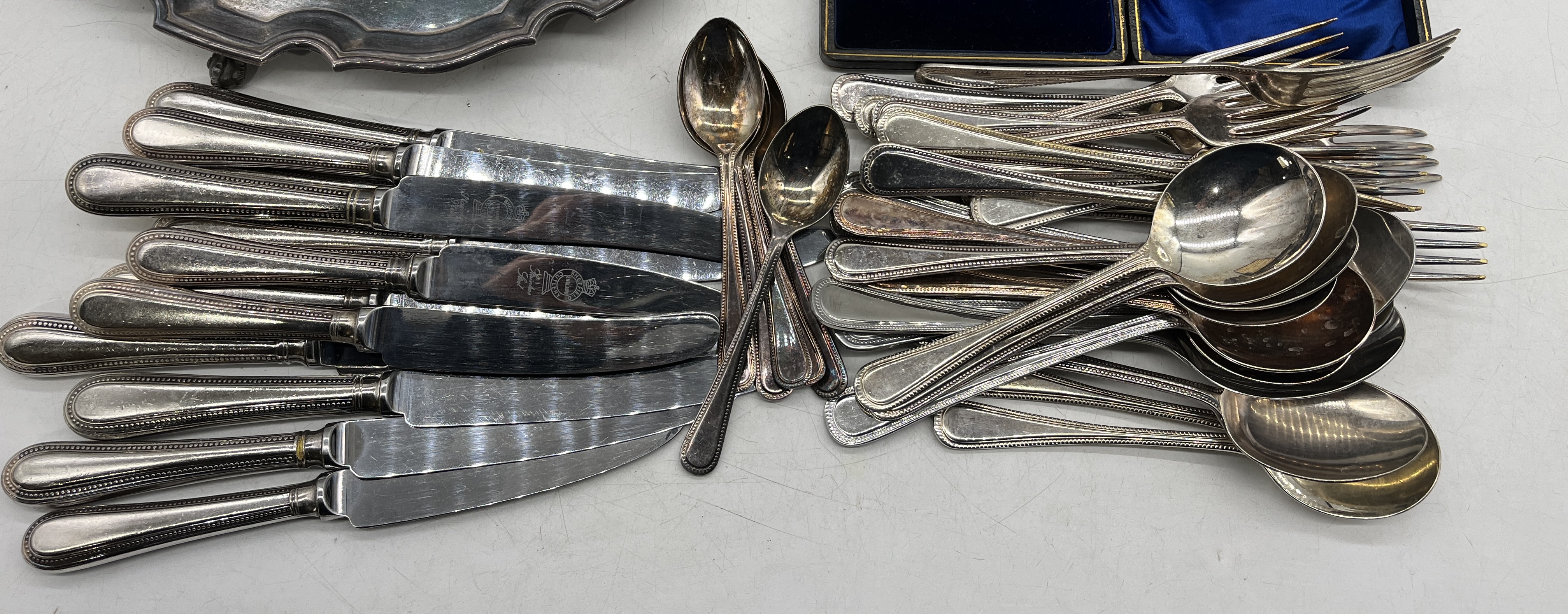 A collection of various silver plated items including set of six tumblers, serving set, cutlery - Image 2 of 4