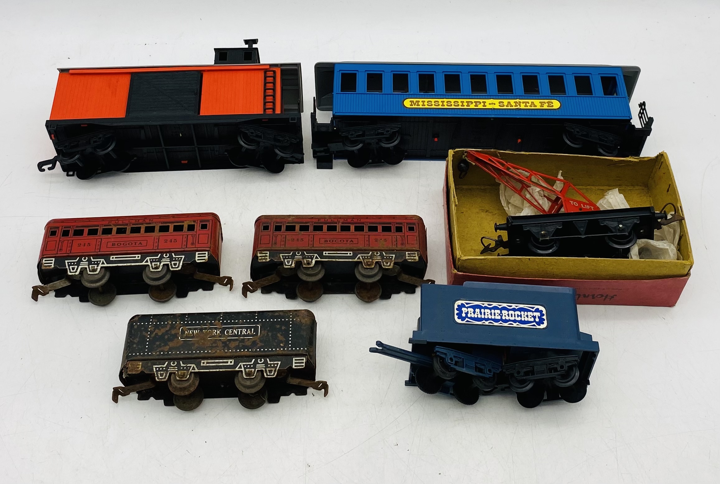 A small collection of model railway O gauge including three vintage tinplate carriages, boxed Hornby