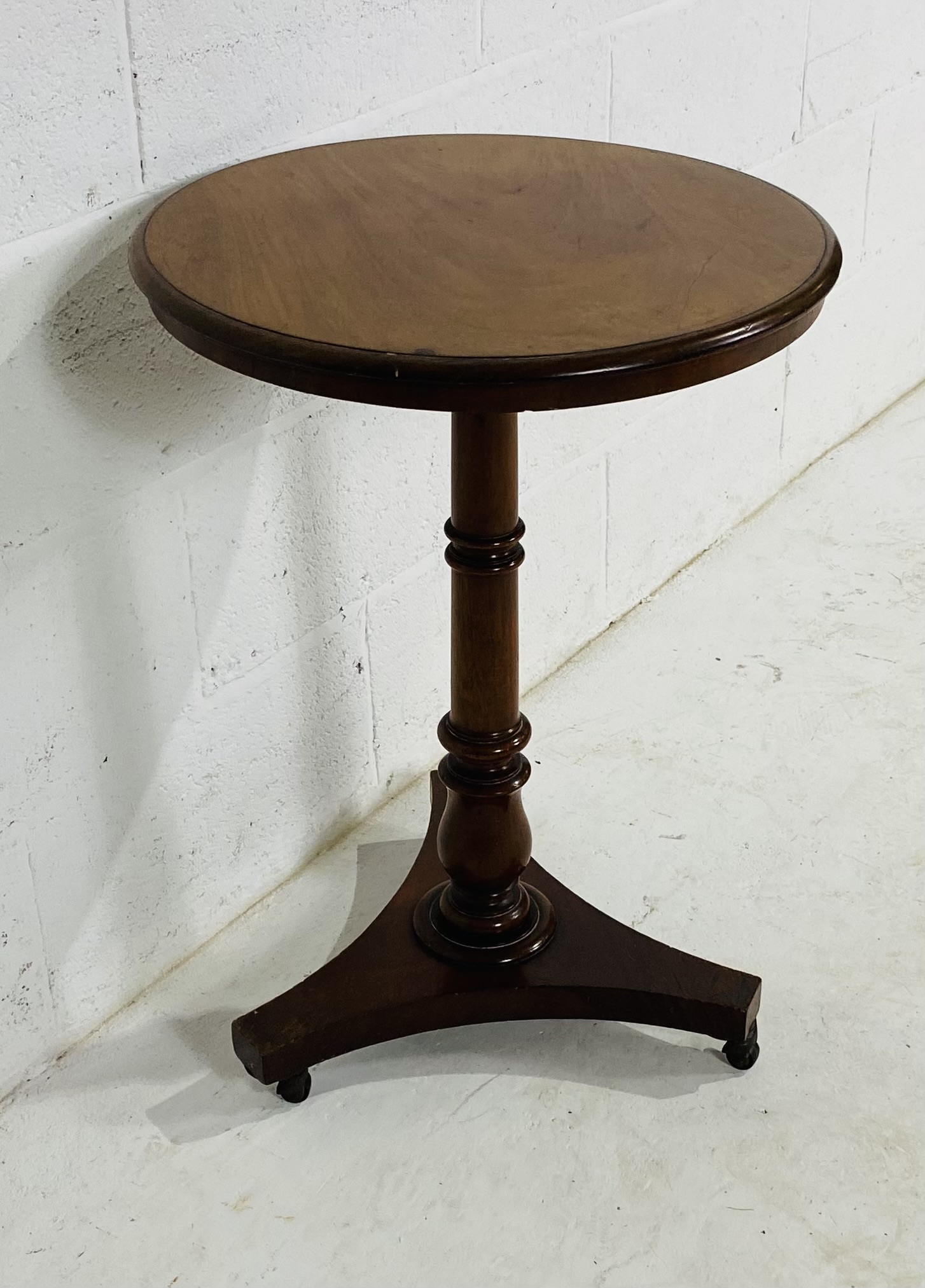A Victorian occasional table on tripod base - Bild 5 aus 5