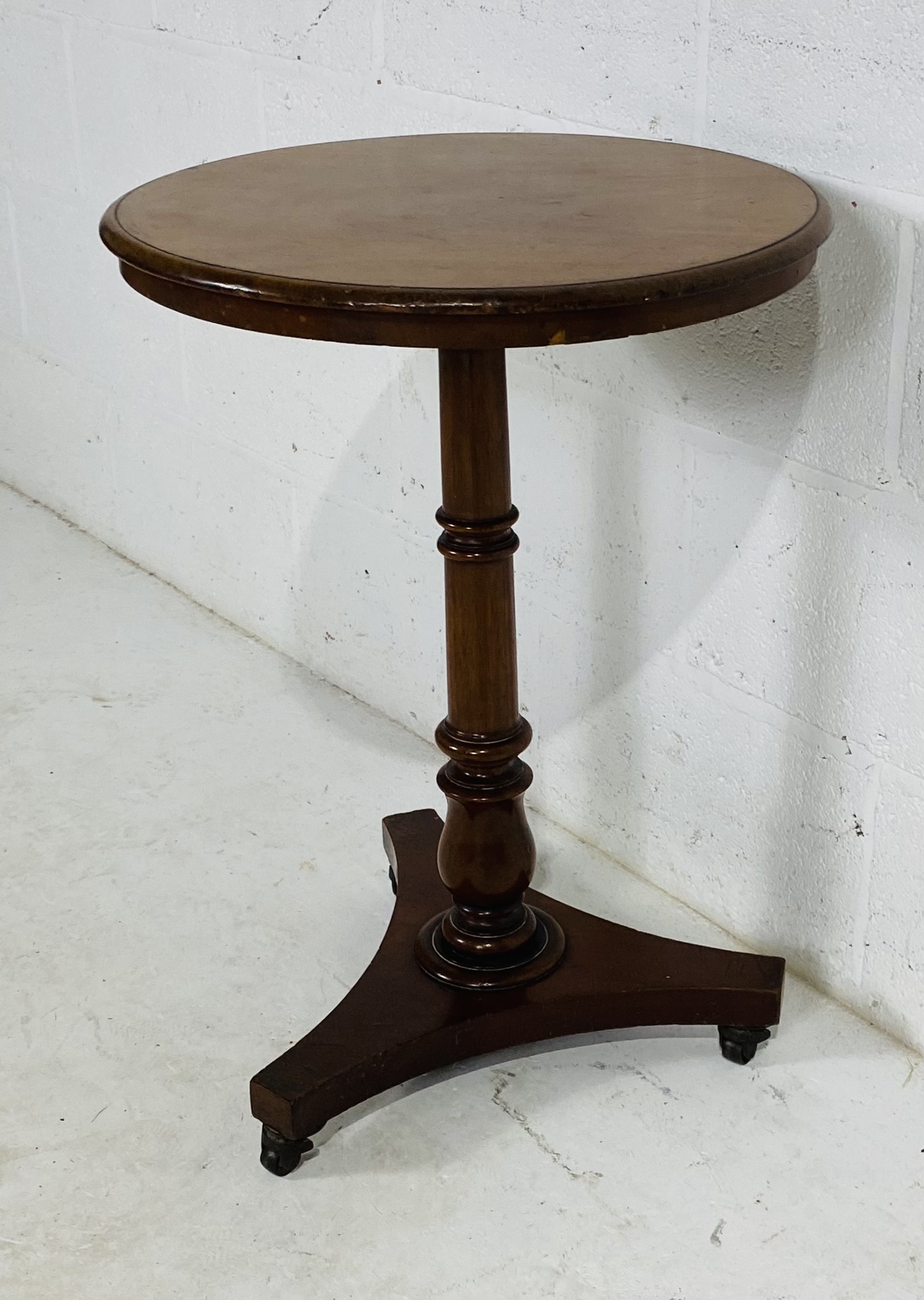 A Victorian occasional table on tripod base - Bild 4 aus 5