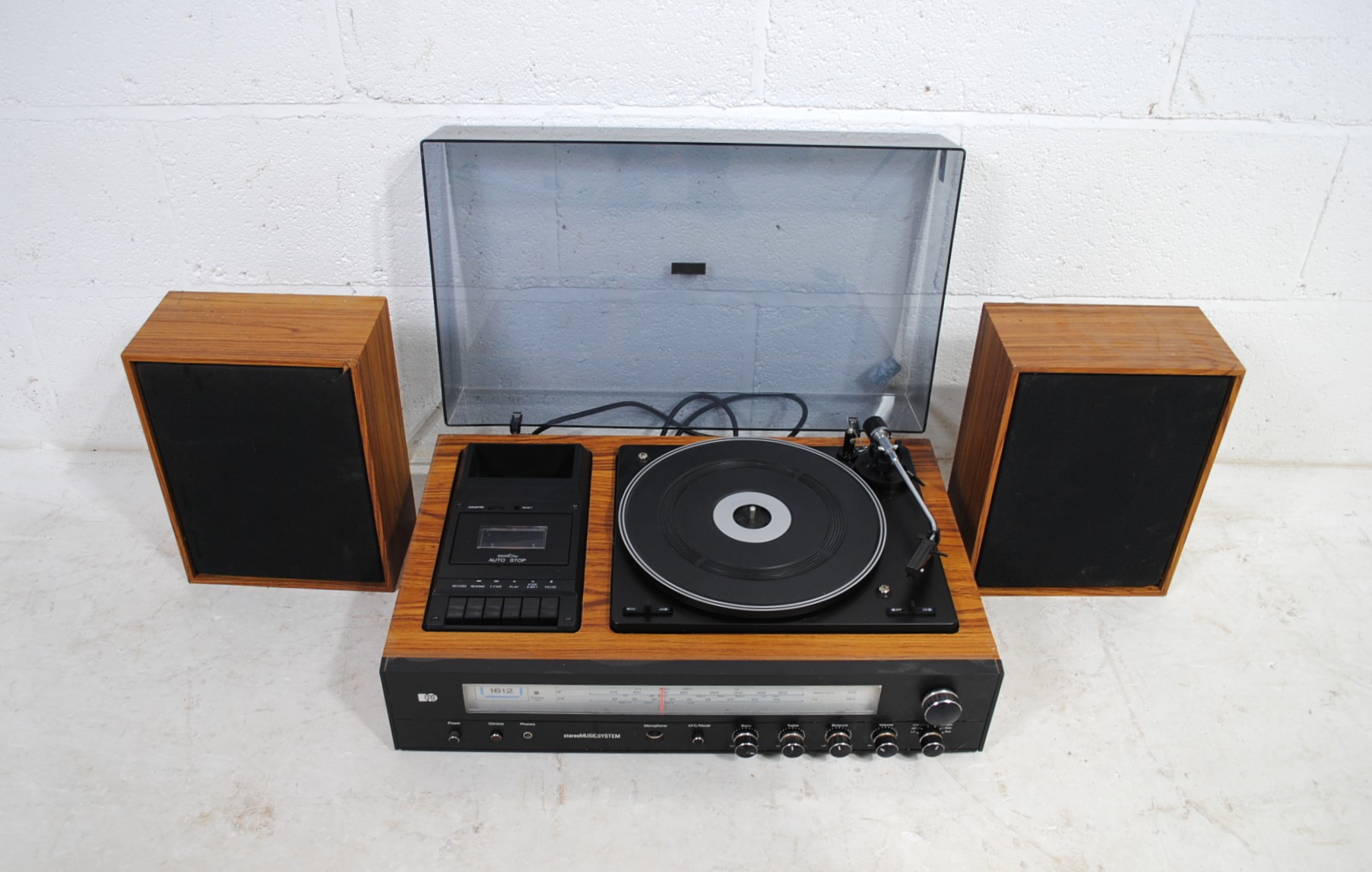 A vintage Pye 1612 stereo music system, including a pair of Pye 5780 8ohm bookshelf speakers - Image 5 of 11