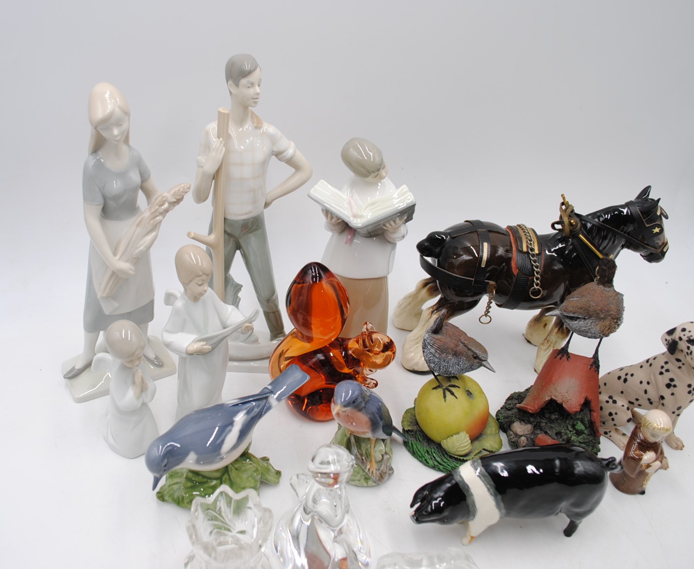 A small quantity of ceramic and glass figures, including Beswick 'CH Merrywood Silver Wings 56th' - Image 4 of 15