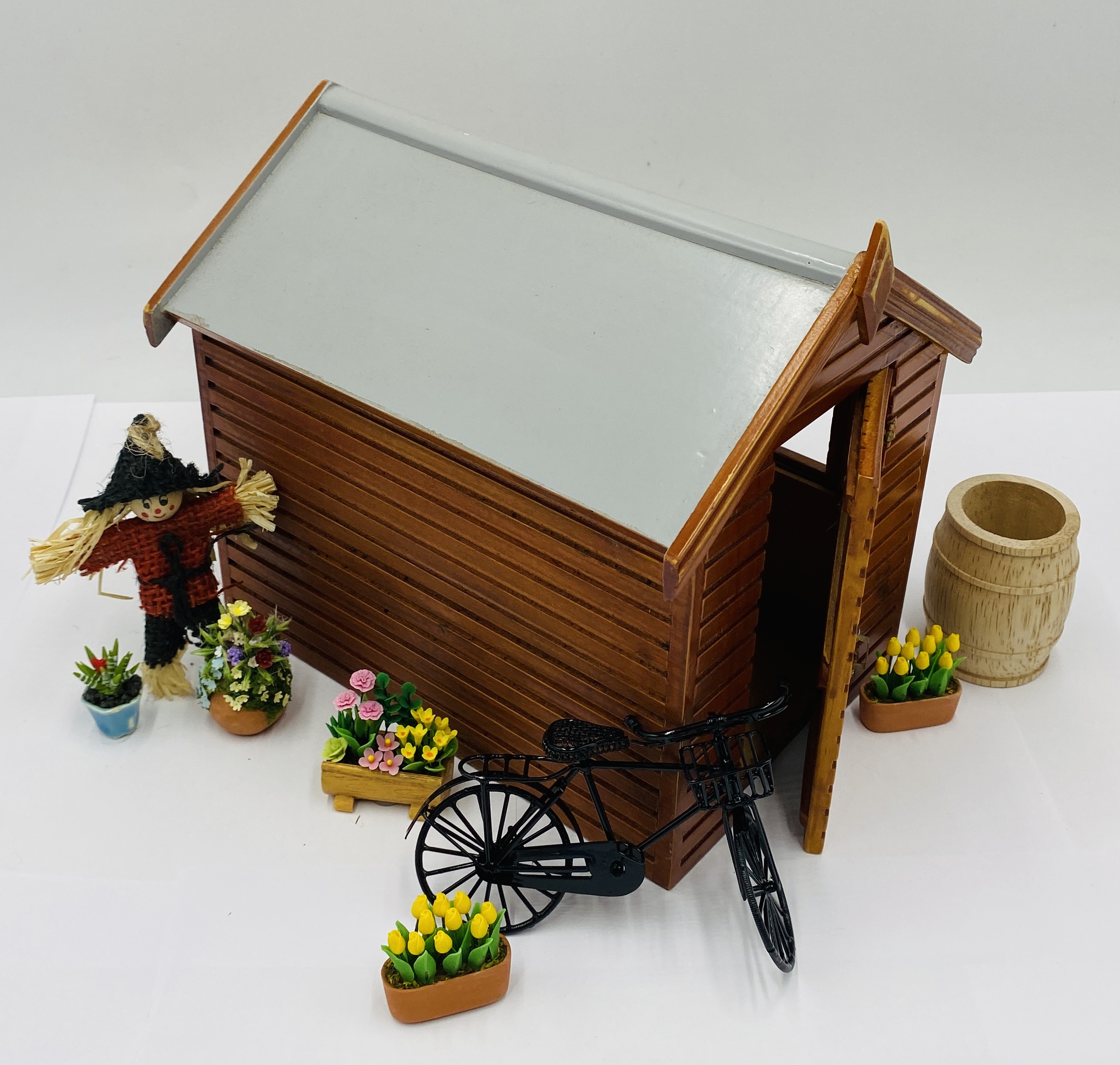 A collection of dolls house accessories relating to the garden including benches, porch swing, table - Image 2 of 5