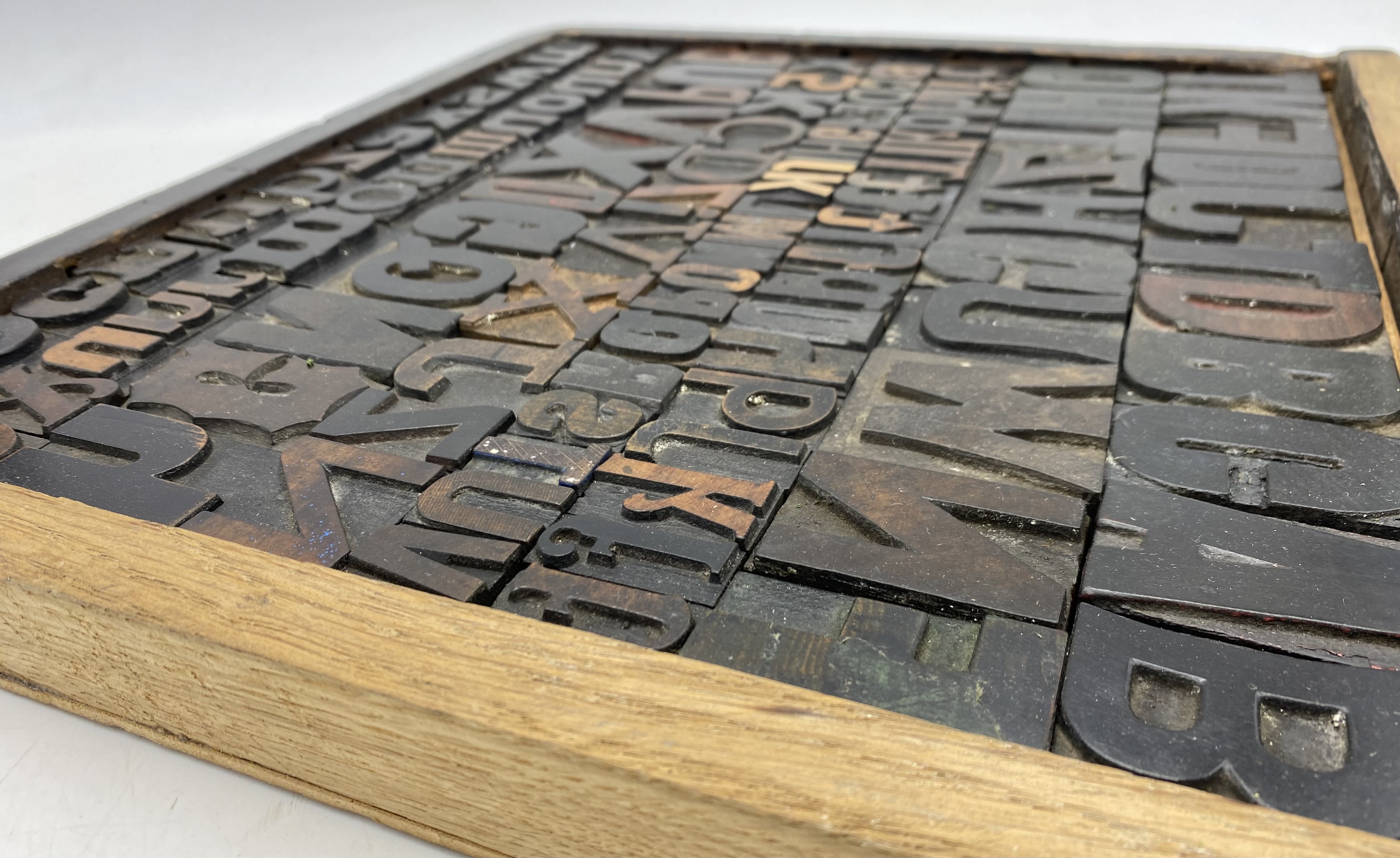 A wooden tray containing a collection of vintage letterpress wooden printing blocks - Image 5 of 5