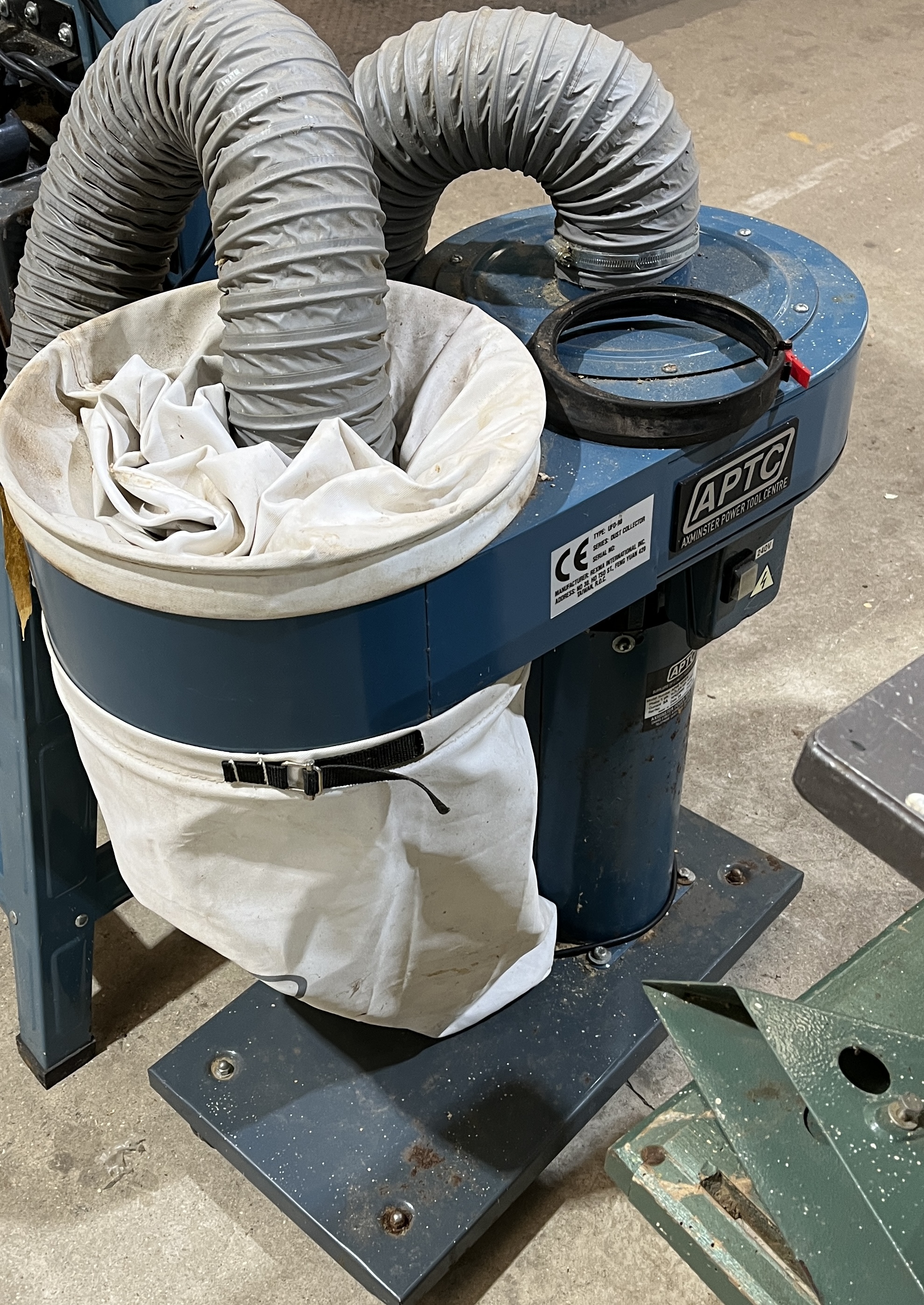 An Axminster Power Tools floorstanding band saw along with a dust extractor - Image 2 of 6