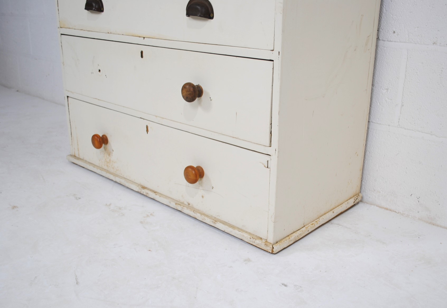 A white painted pine chest of five drawers - one handle missing - length 98.5cm, depth 44.5cm, - Image 7 of 7