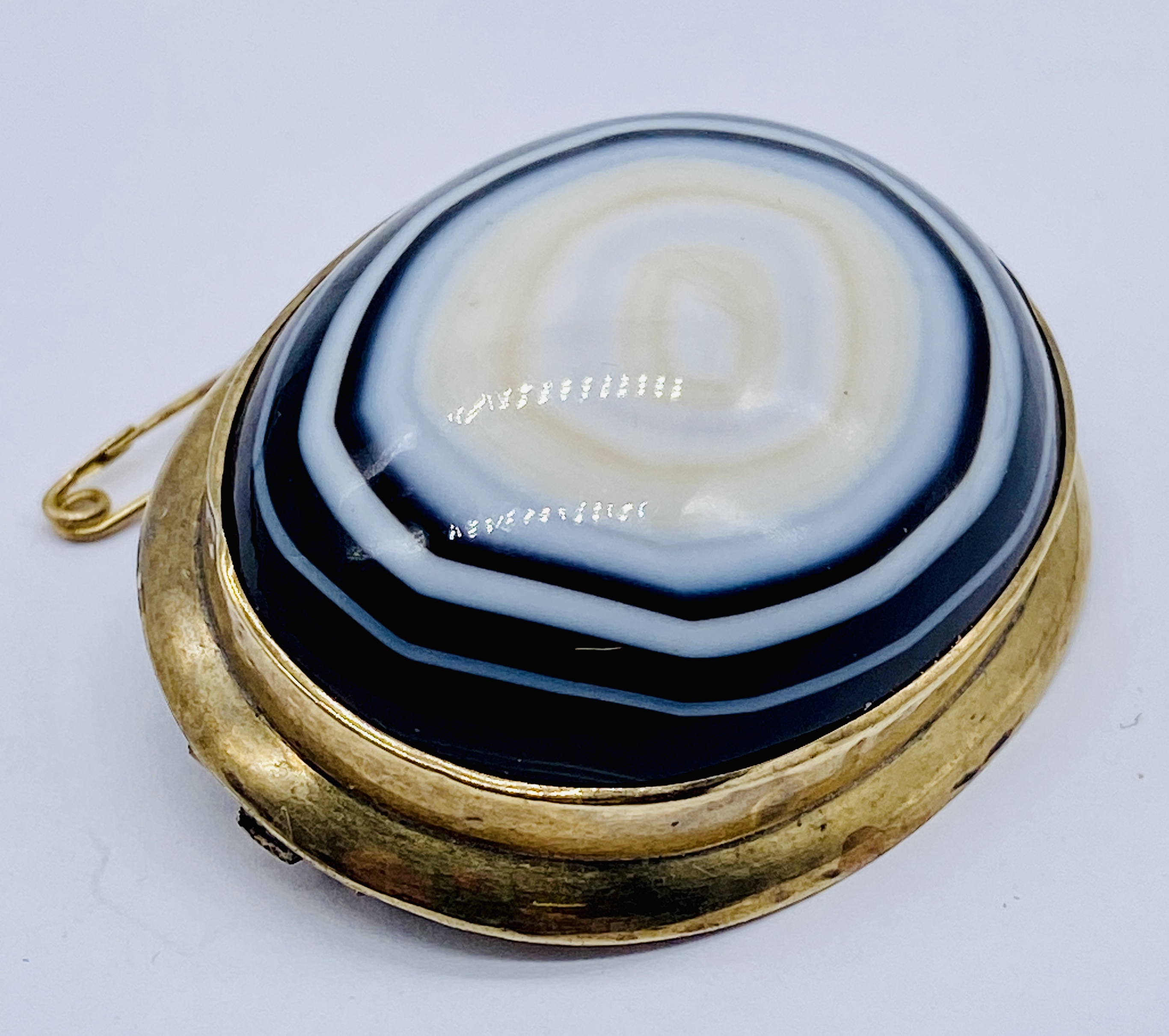 A Victorian yellow metal brooch set with a large banded agate, scarab brooches, enamelled cat brooch - Image 4 of 5