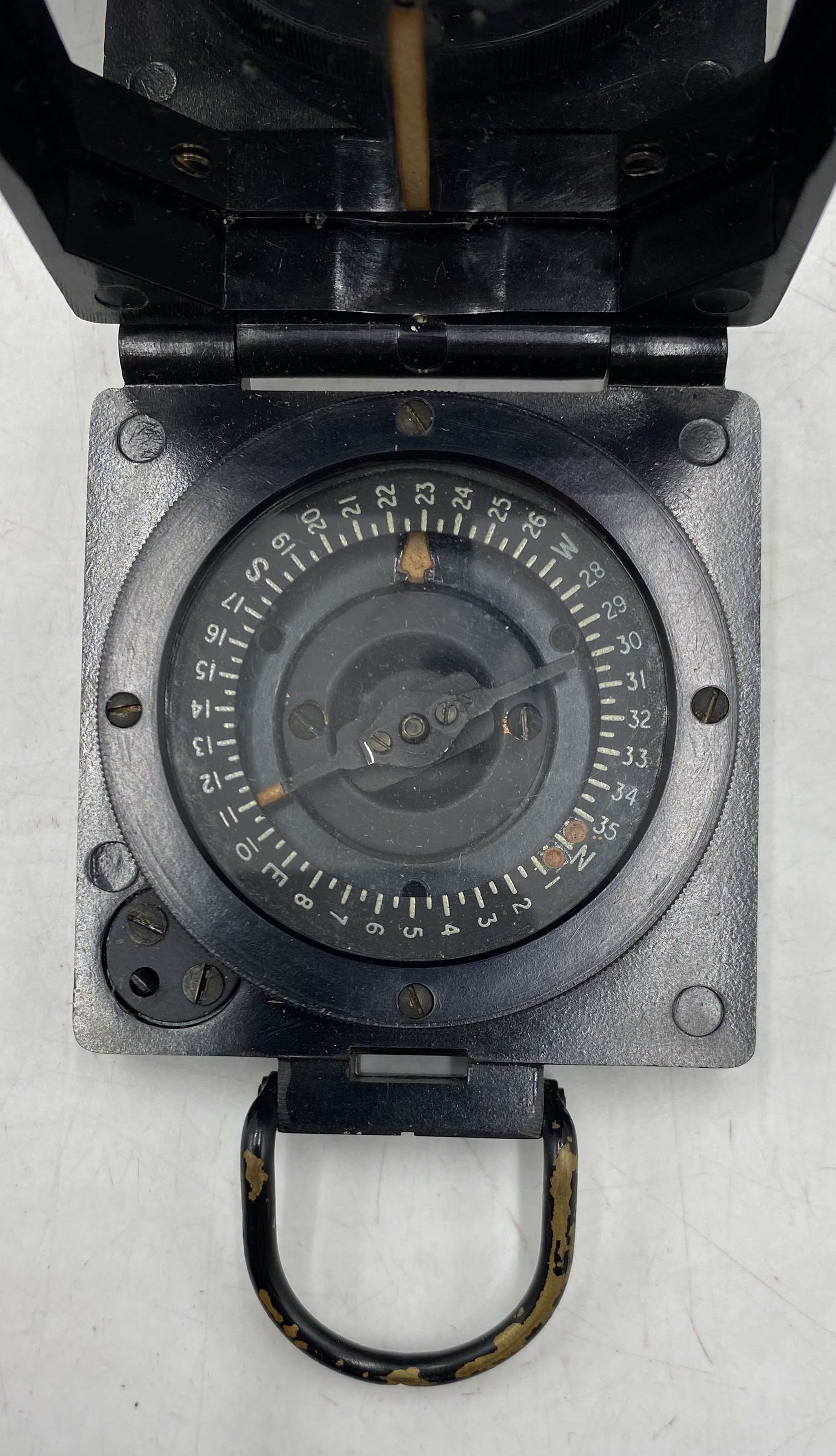 A British Military Mark 1 Magnetic Marching Compass By T.G.Co. Ltd, Marked With The British Broad - Image 3 of 4