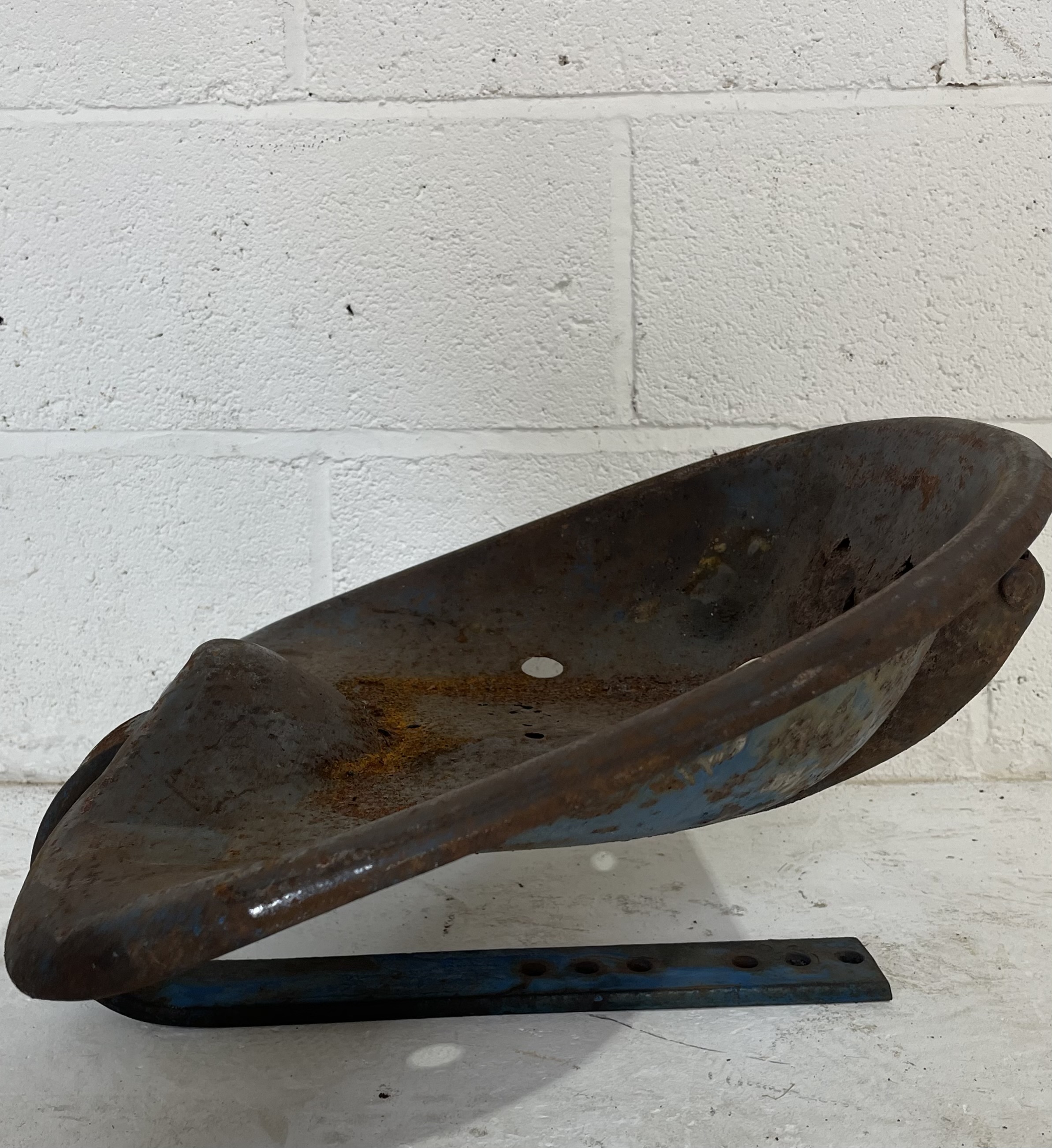 A vintage weathered tractor seat - Image 4 of 4