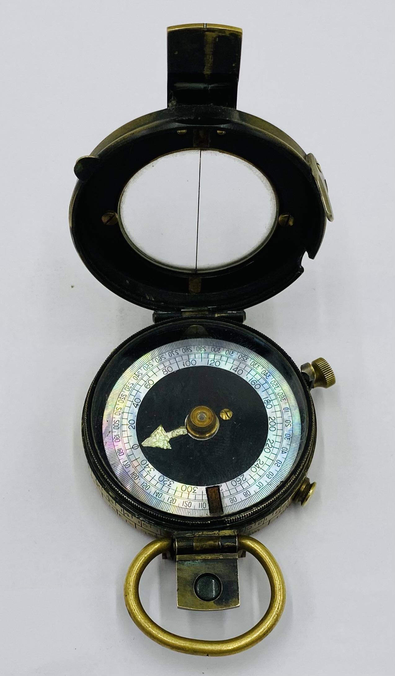 A WW1 military brass compass, marked with a broad arrow mark and 1917 to reverse - Image 2 of 5