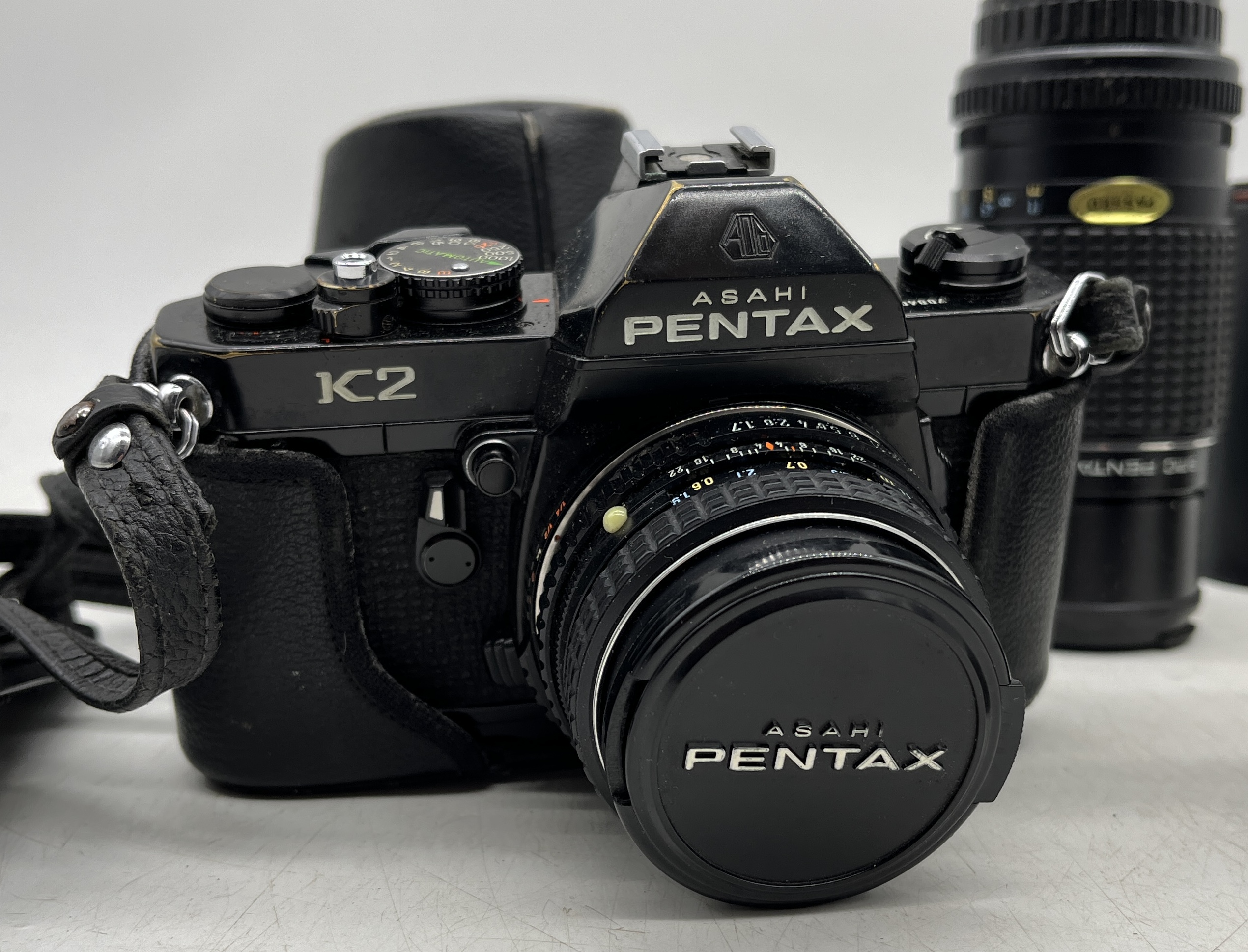 A Pentax K2 camera with three additional lenses - Bild 2 aus 3