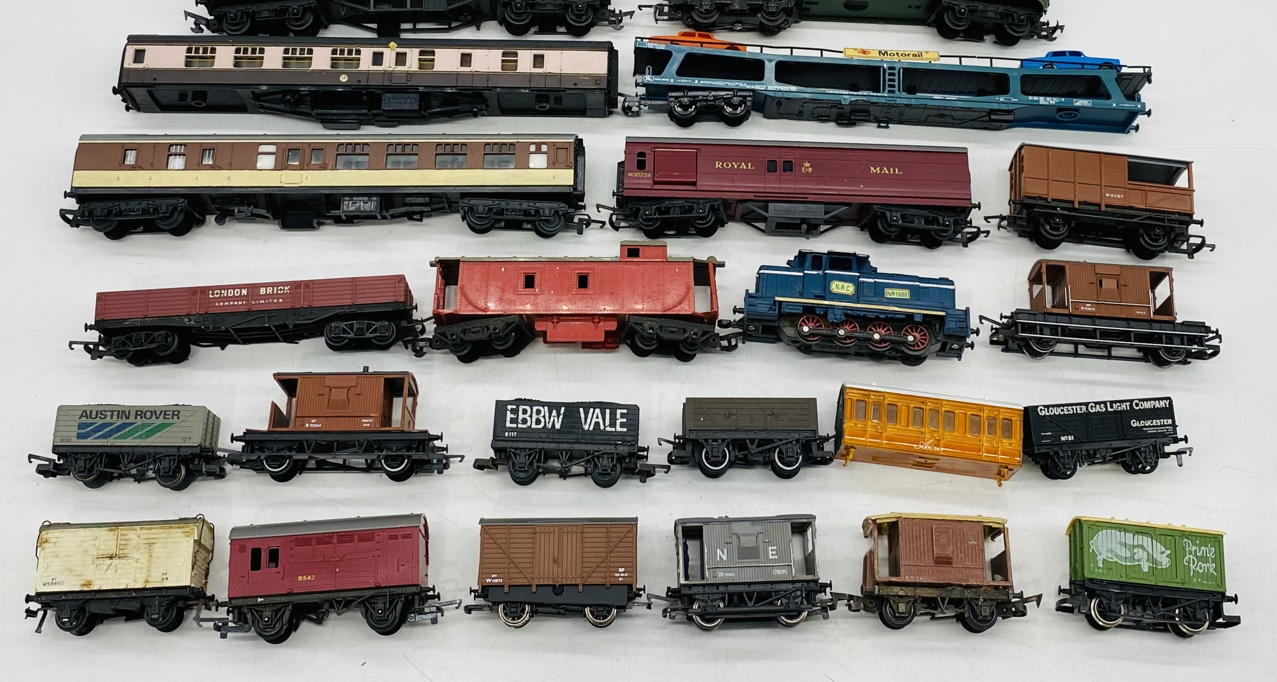 A collection of model railway OO gauge carriages, rolling stock and dummy cars including Tri-ang, - Image 3 of 3