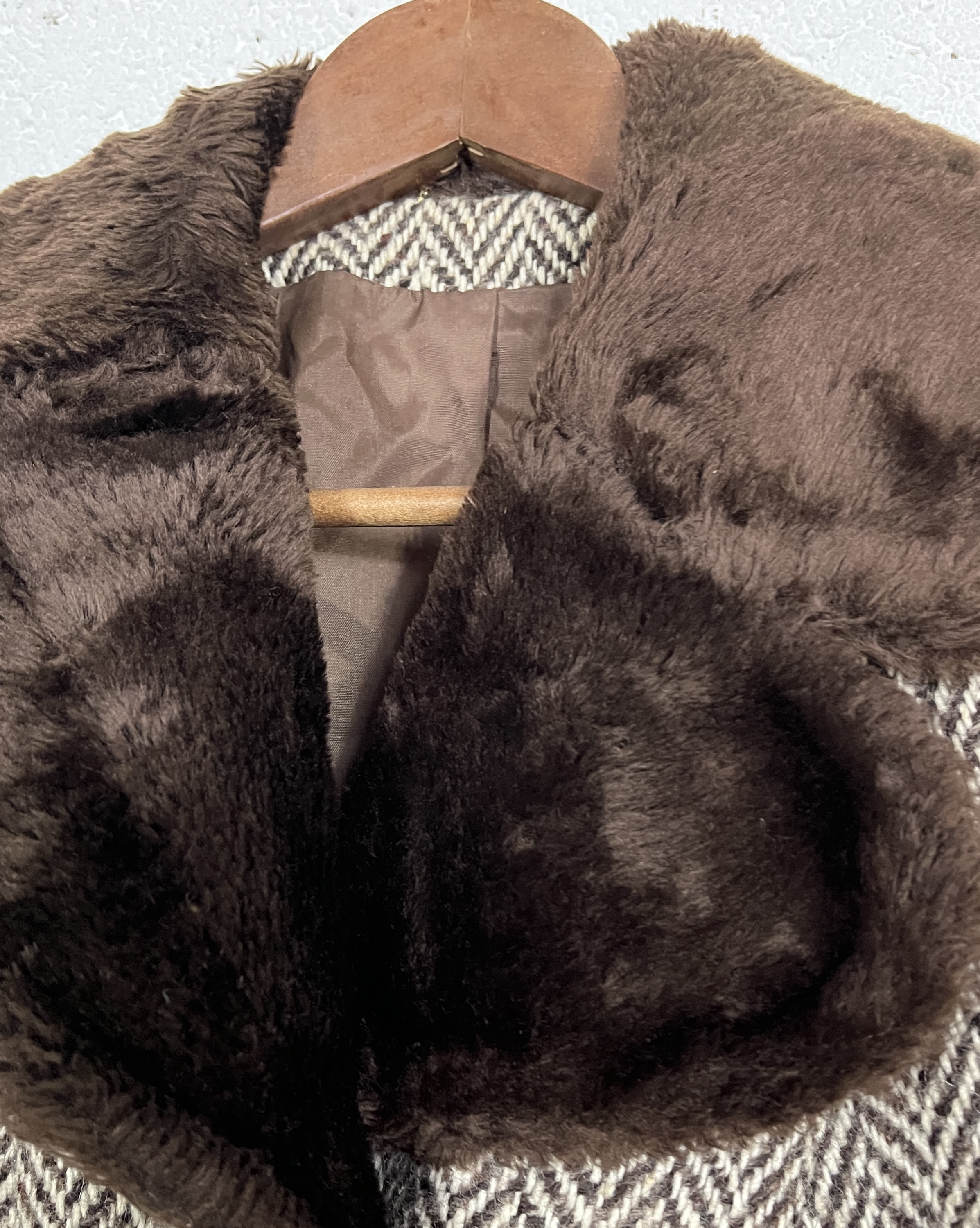 A collection of four vintage coats including long fur coat with hood made in Argentina, ladies fur - Image 8 of 16