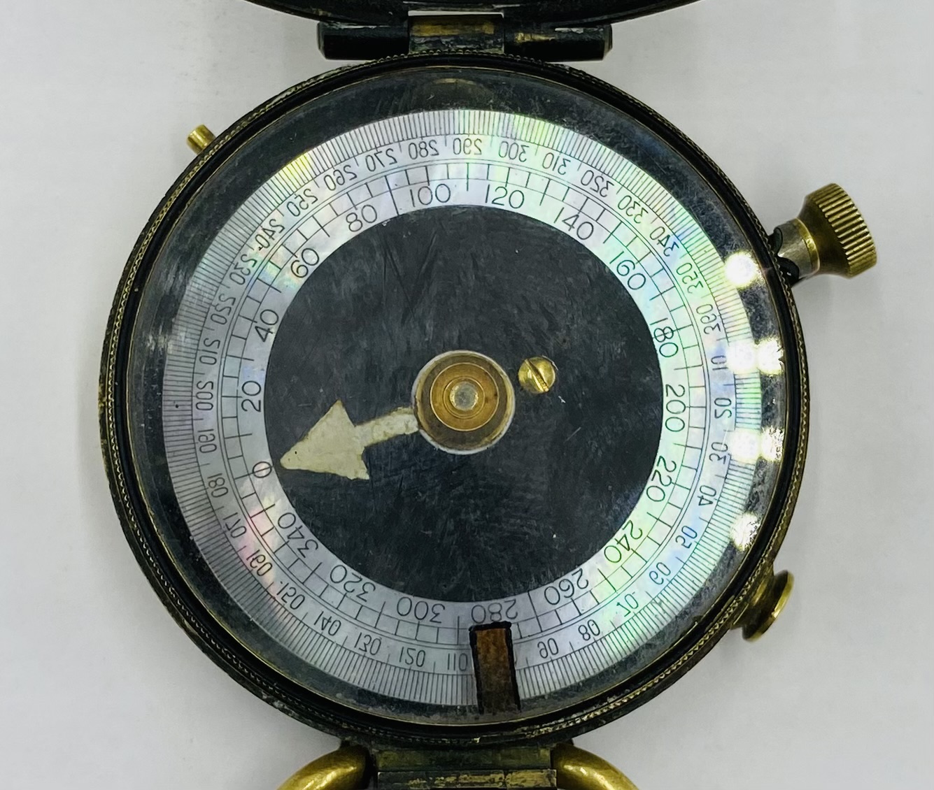 A WW1 military brass compass, marked with a broad arrow mark and 1917 to reverse - Image 3 of 5