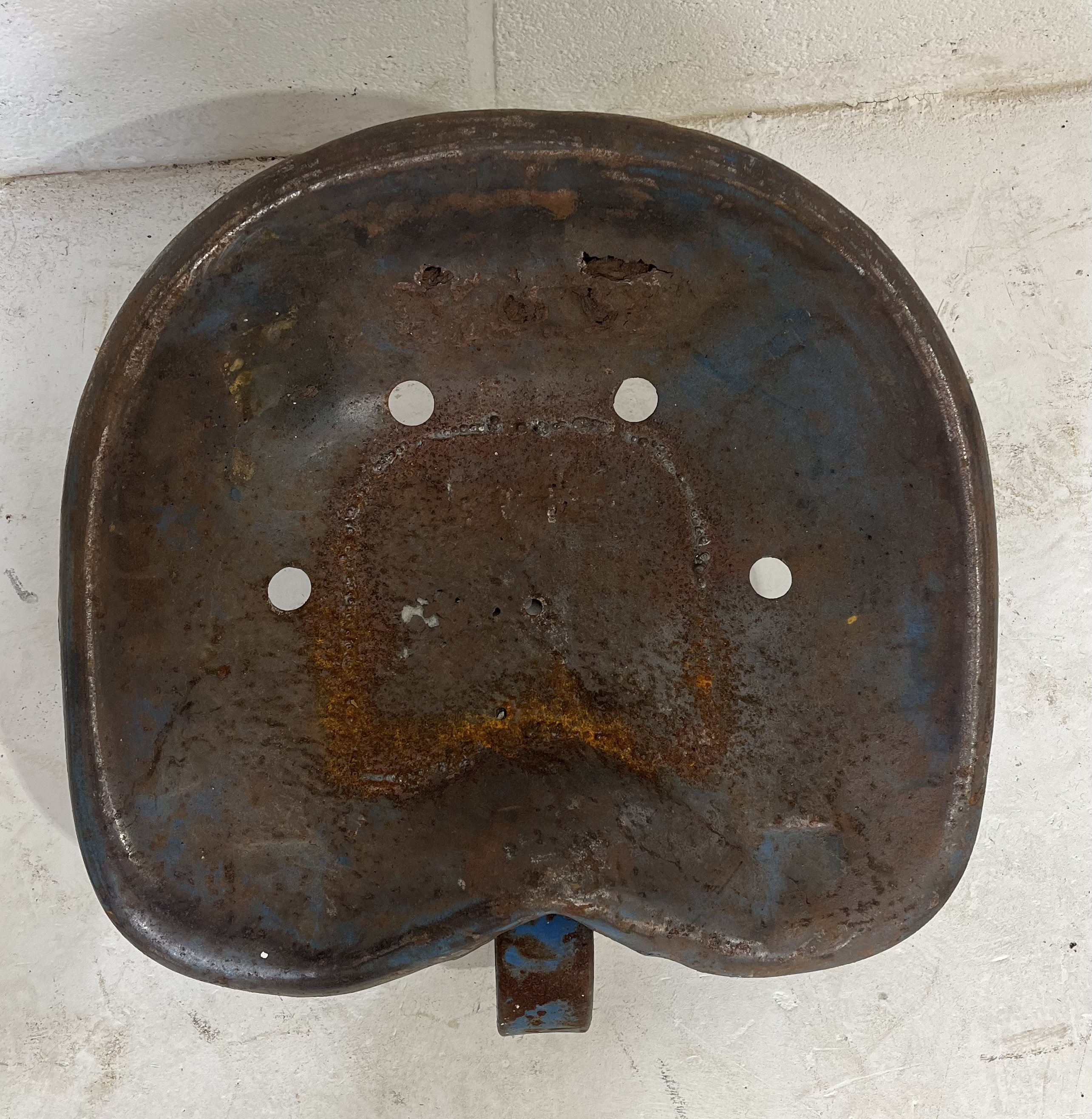 A vintage weathered tractor seat - Image 2 of 4