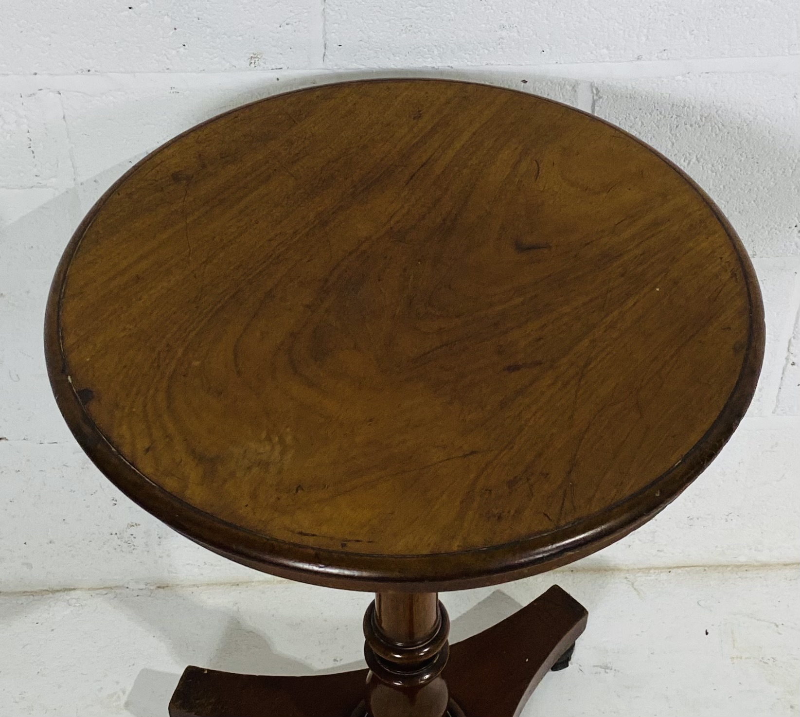 A Victorian occasional table on tripod base - Bild 3 aus 5