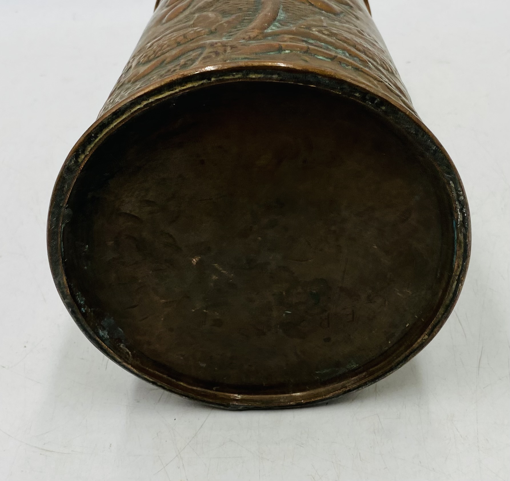 A Newlyn style copper vase with repousse Arts and Crafts decoration - height 19cm - Image 4 of 4