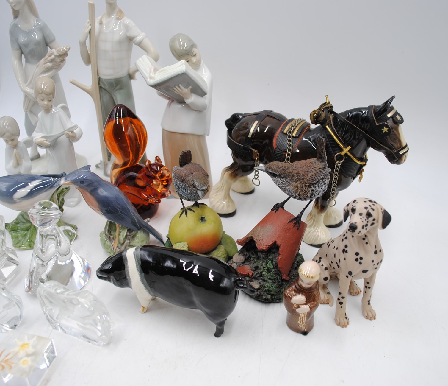 A small quantity of ceramic and glass figures, including Beswick 'CH Merrywood Silver Wings 56th' - Image 3 of 15