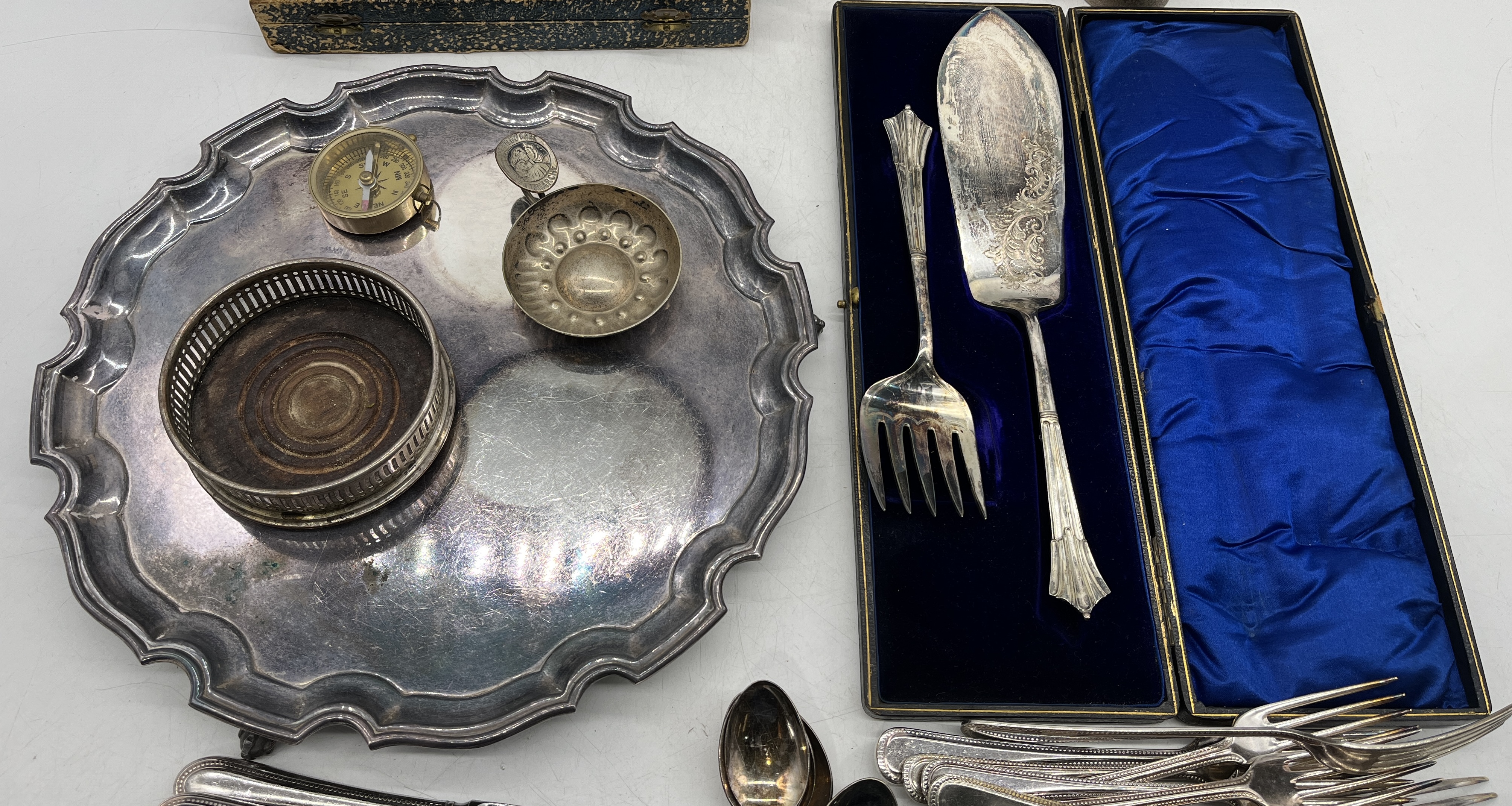 A collection of various silver plated items including set of six tumblers, serving set, cutlery - Image 4 of 4