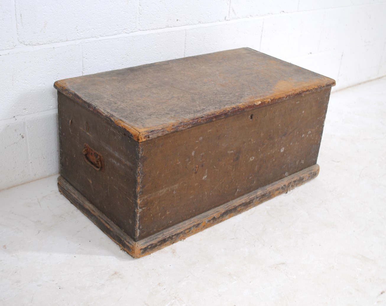 An antique stained pine trunk, with wrought iron handles - length 85.5cm, depth 44.5cm, height 39cm - Image 3 of 6