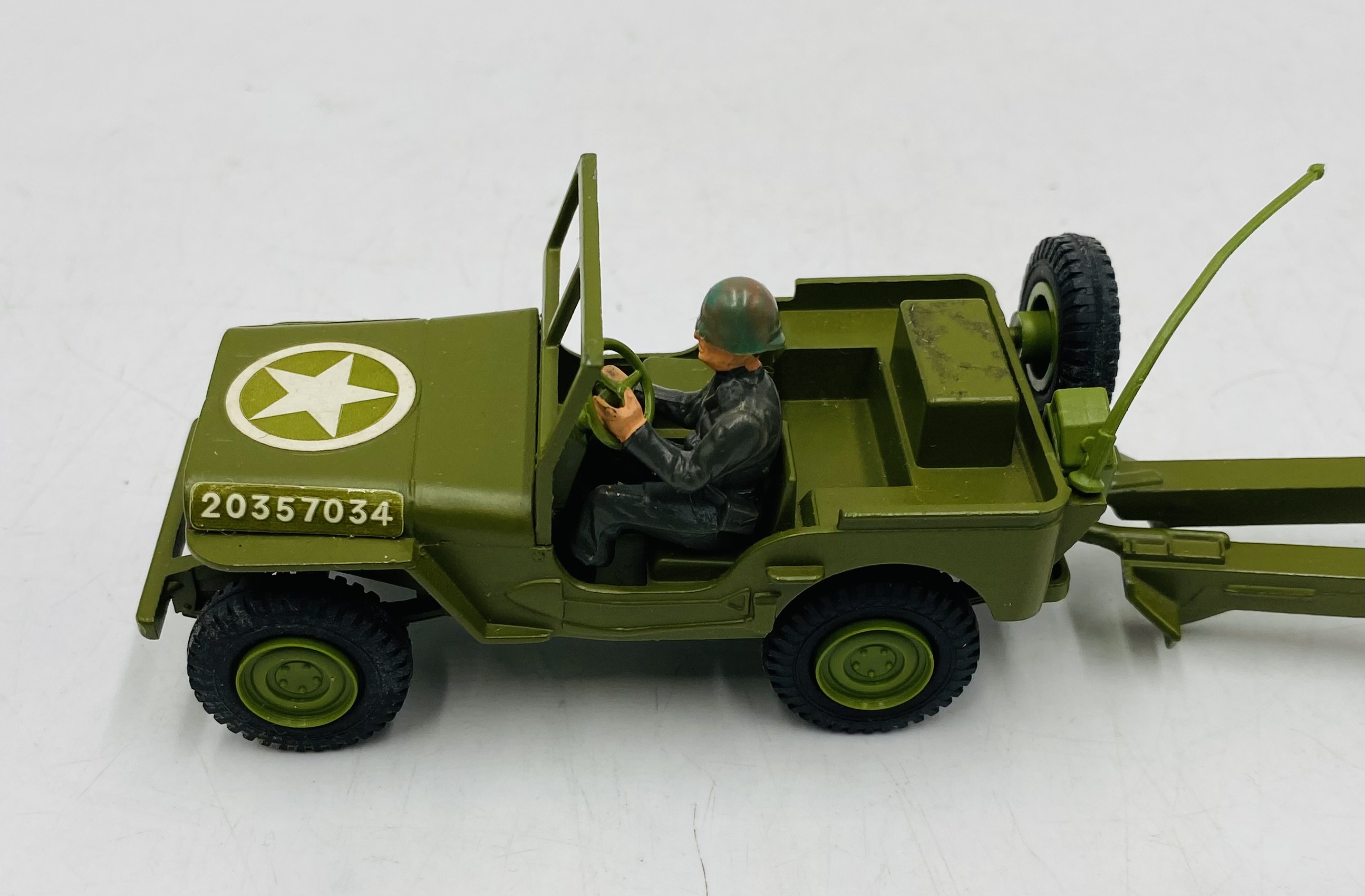 A vintage boxed Dinky Toys "U.S. Jeep with 105 MM Howitzer" with shell firing die-cast model (No - Image 4 of 10
