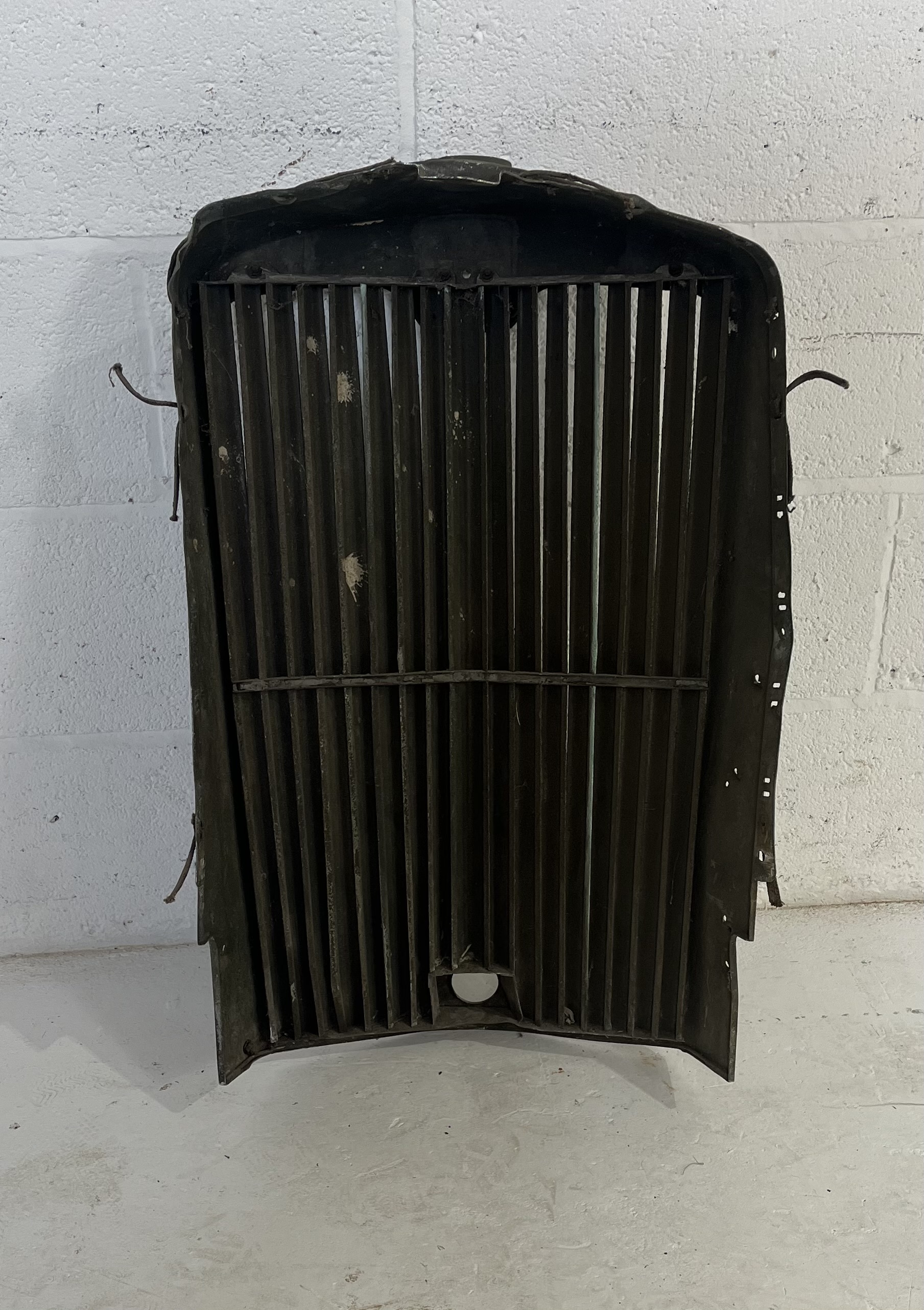 A vintage car/tractor grille - Image 2 of 3
