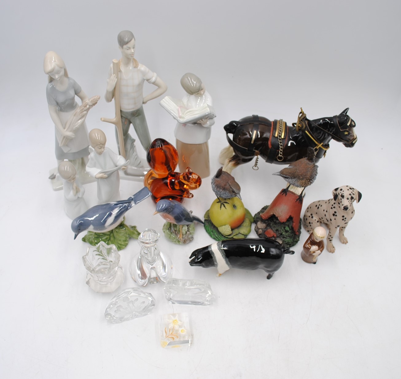 A small quantity of ceramic and glass figures, including Beswick 'CH Merrywood Silver Wings 56th' - Image 2 of 15