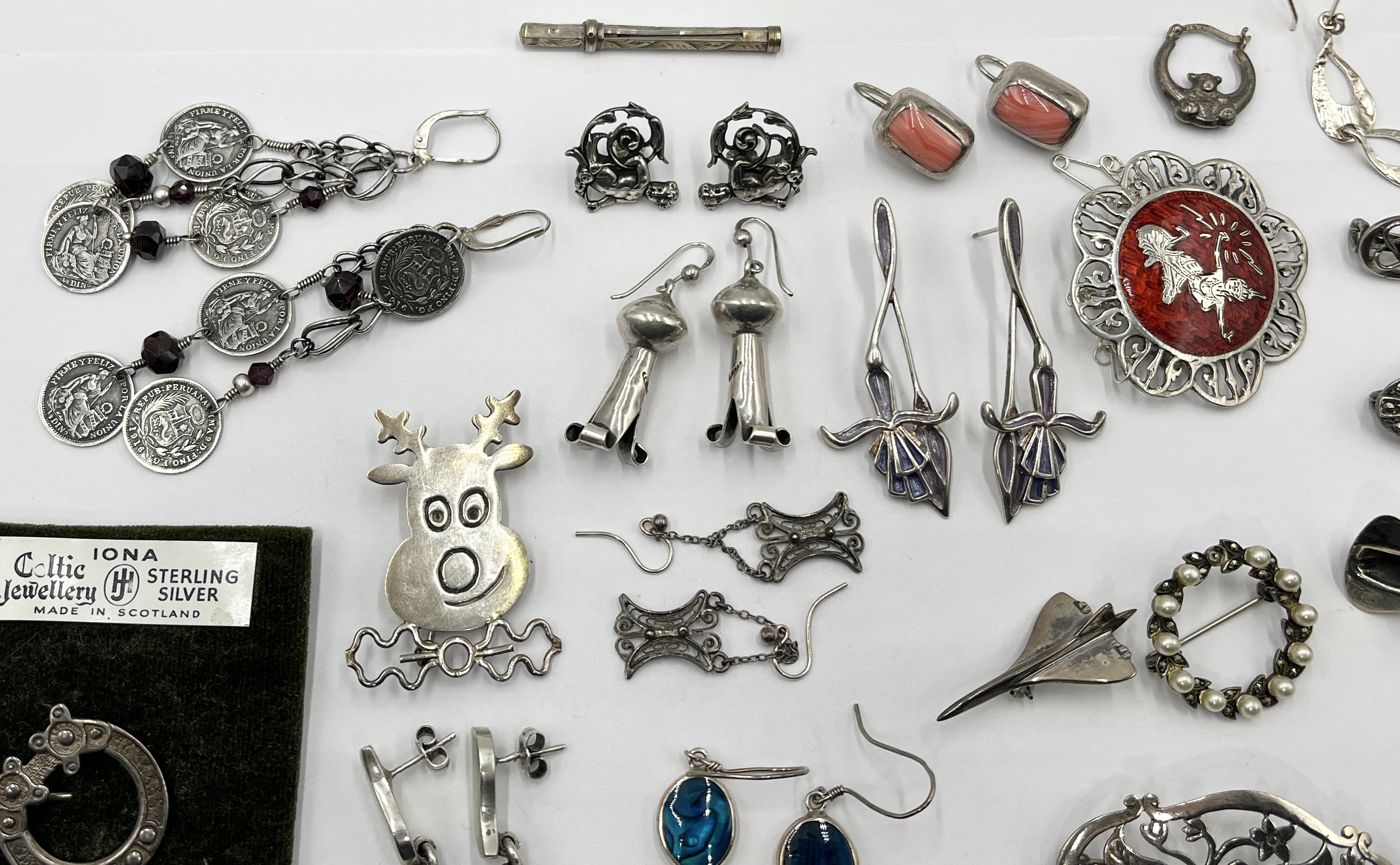 A collection of 925 silver and SCM brooches, earrings etc. - Image 2 of 5