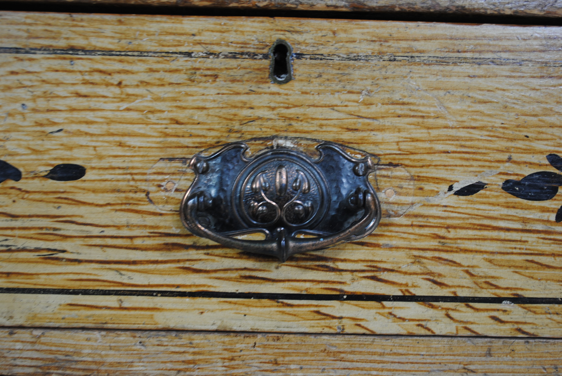 An antique pine chest of five drawers, with painted decoration and metal Art Nouveau handles - - Image 6 of 10