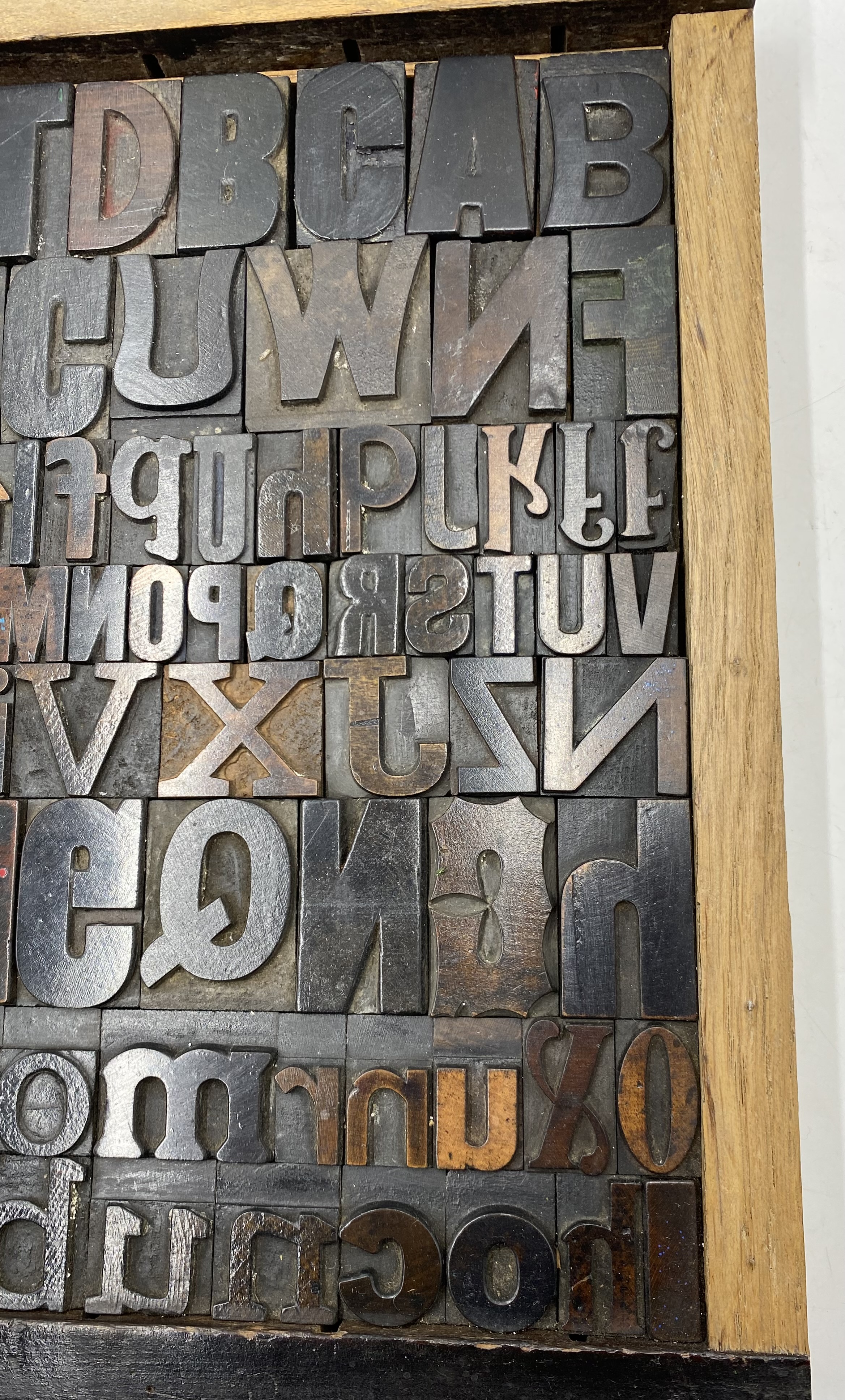 A wooden tray containing a collection of vintage letterpress wooden printing blocks - Image 2 of 5